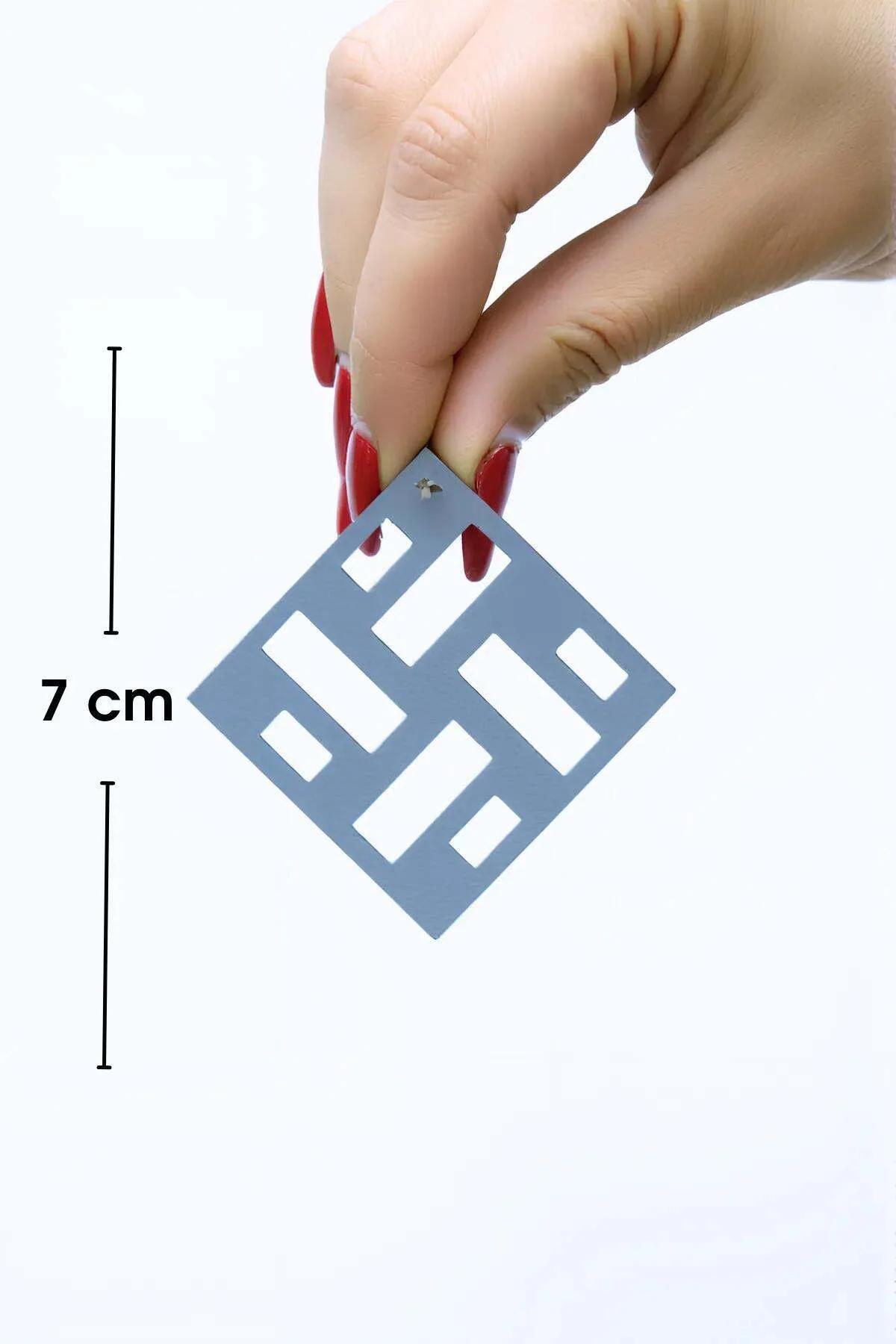 Lazer kesim dikdörtgen boşluklu beyaz kare küpe yakın çekim geometrik detay