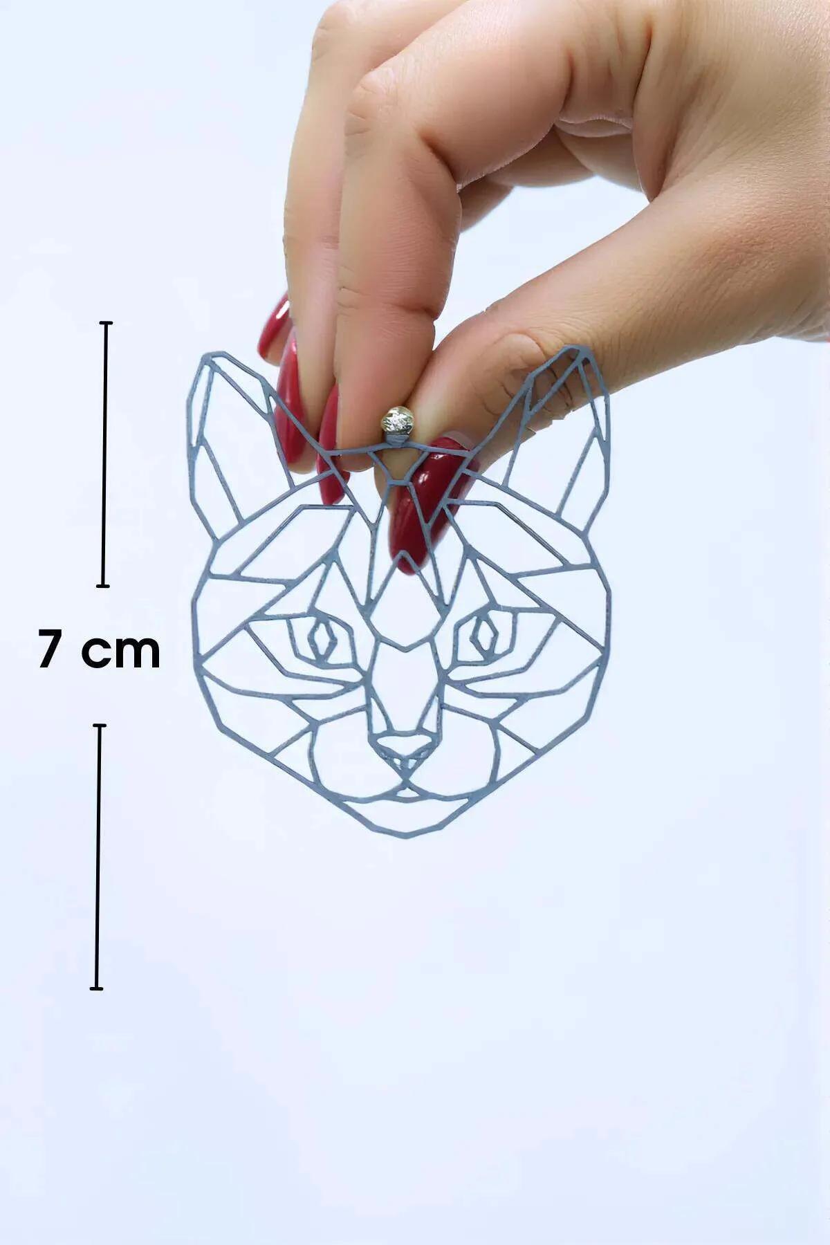 Holografik rainbow akrilik kedi küpe karanlık arka planda ışık yansıması detayı