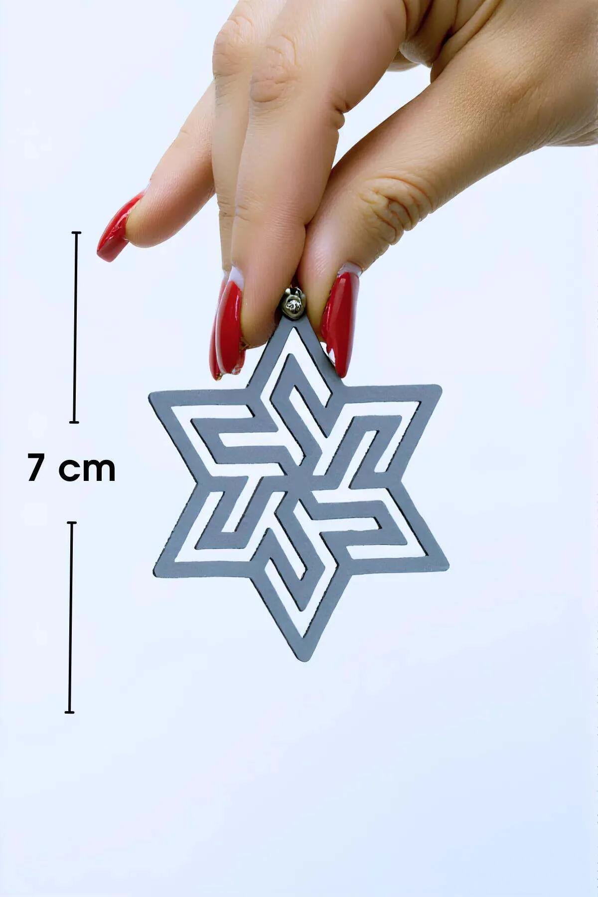 Beyaz reflektörlü altı köşeli yıldız küpe kulak üzerinde yakın çekim geometrik motif