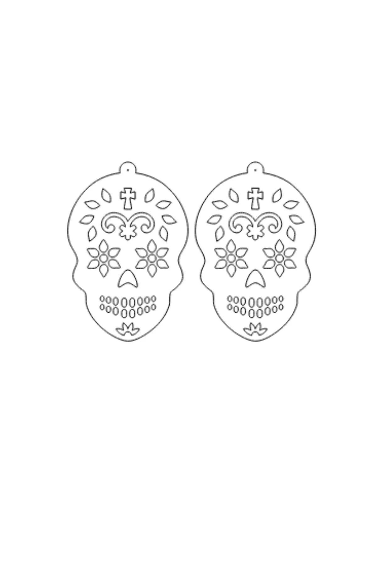 Karanlık arka plan önünde parlayan beyaz akrilik sugar skull küpe, flaş yansıma etkisi