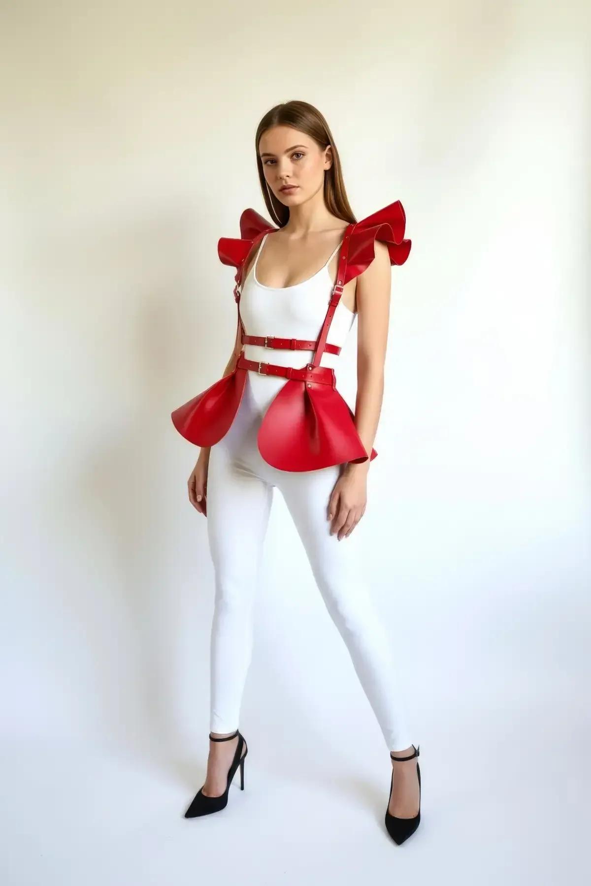 kırmızı omuz volanlı harness yan profil, peplum etekçik düşüşü ve bel silüeti