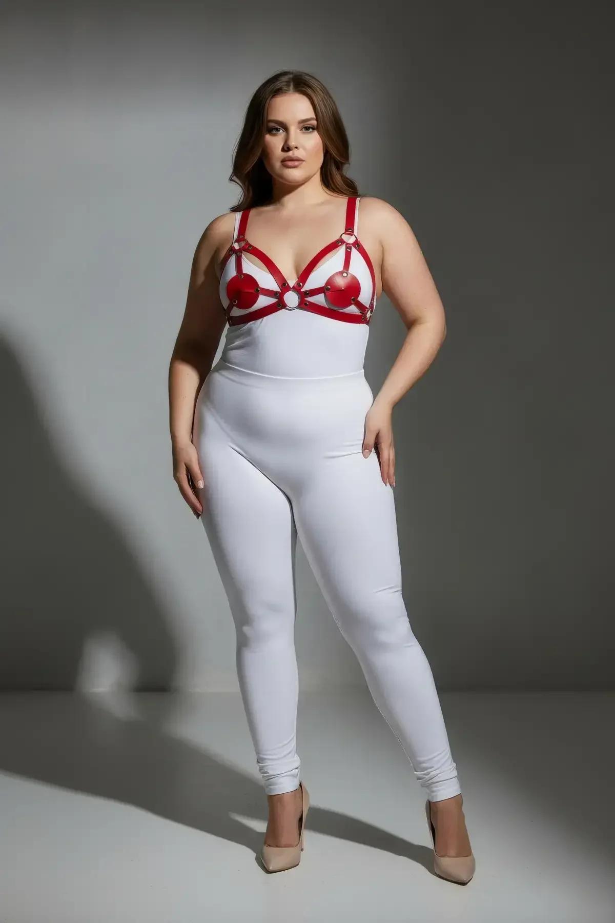kırmızı PU deri harness bantları yakından merkezi gümüş O-halka detayı