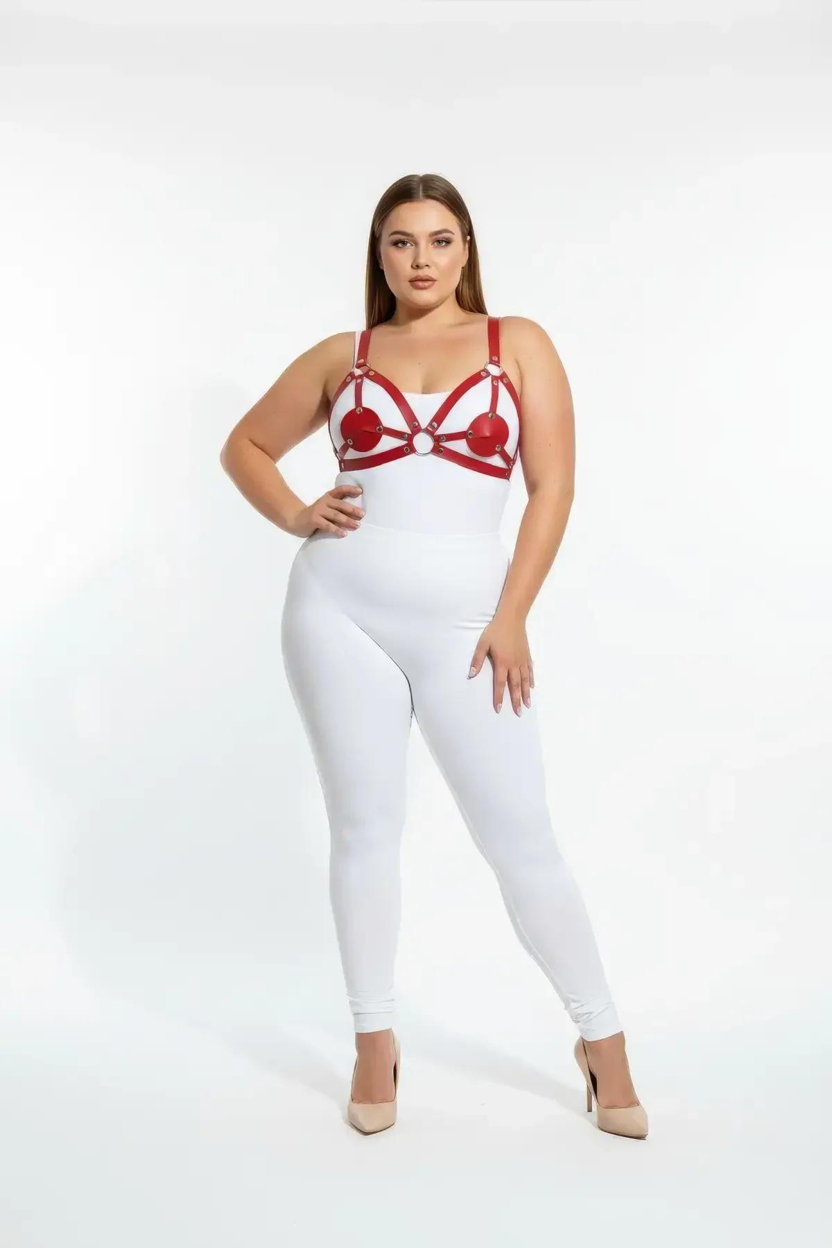 büyük beden model üzerinde kırmızı harness takım beyaz bodysuit kombinasyonu