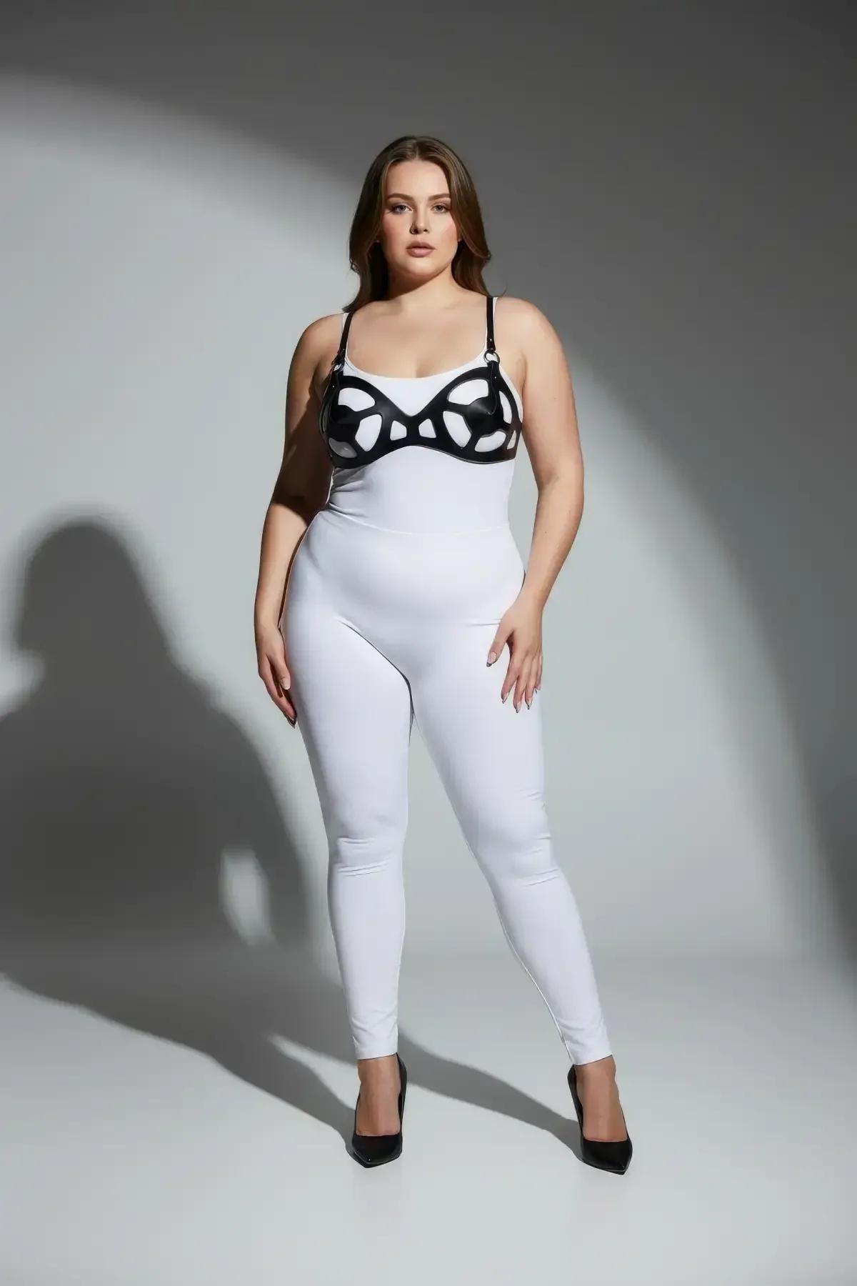 Büyük beden siyah harness omuz bandı ve mat metal toka yakın çekim