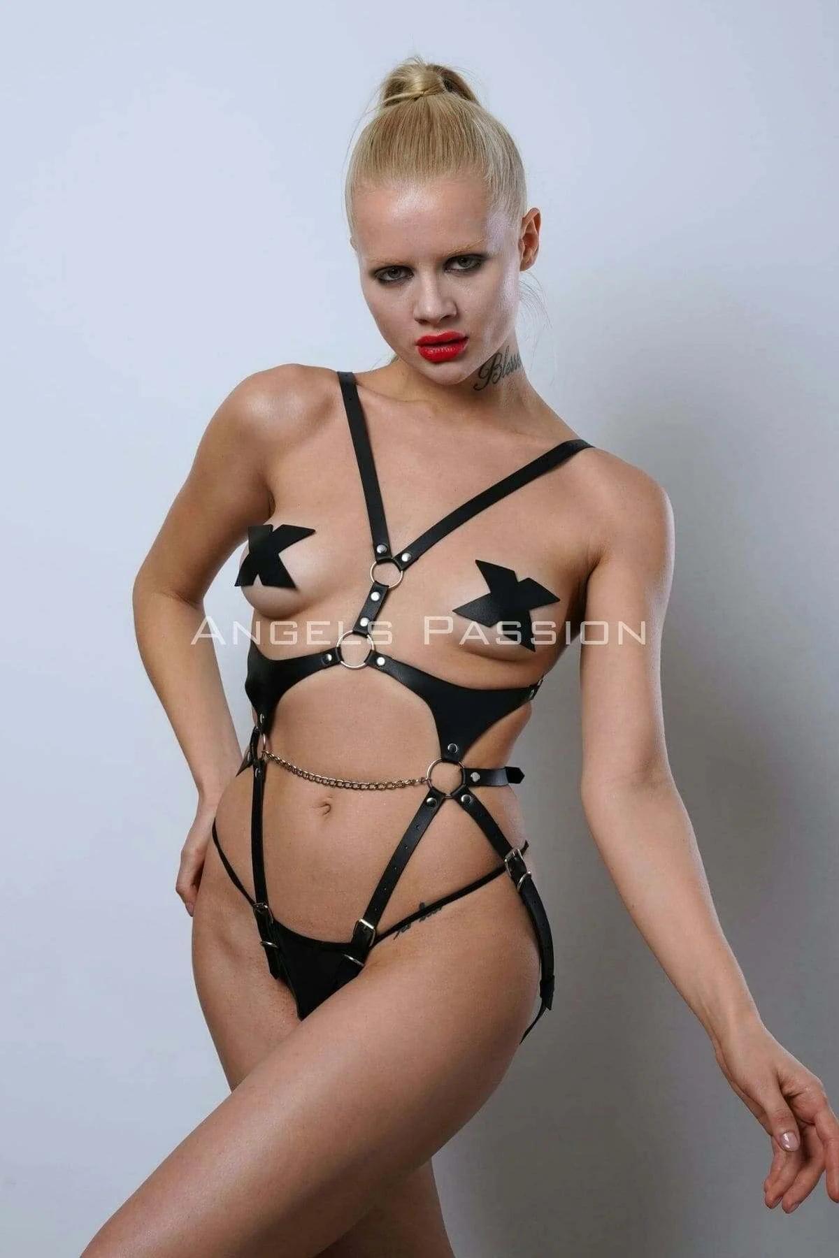 Black PU strap body harness showing chest O-ring and diagonal strap detail, close-up