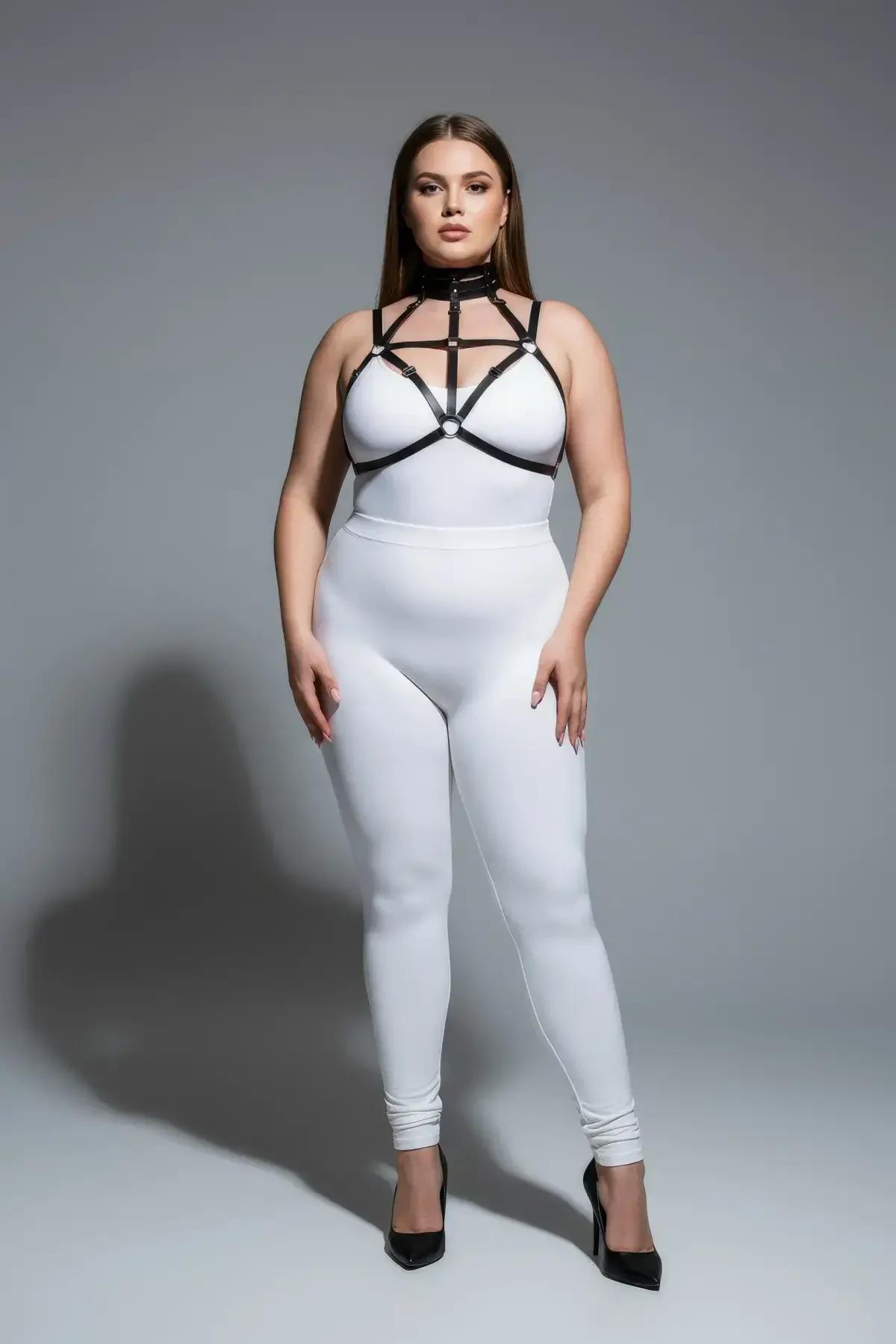 siyah elastik harness boyundan göğüse uzanan yelpaze şerit deseni yakın çekim