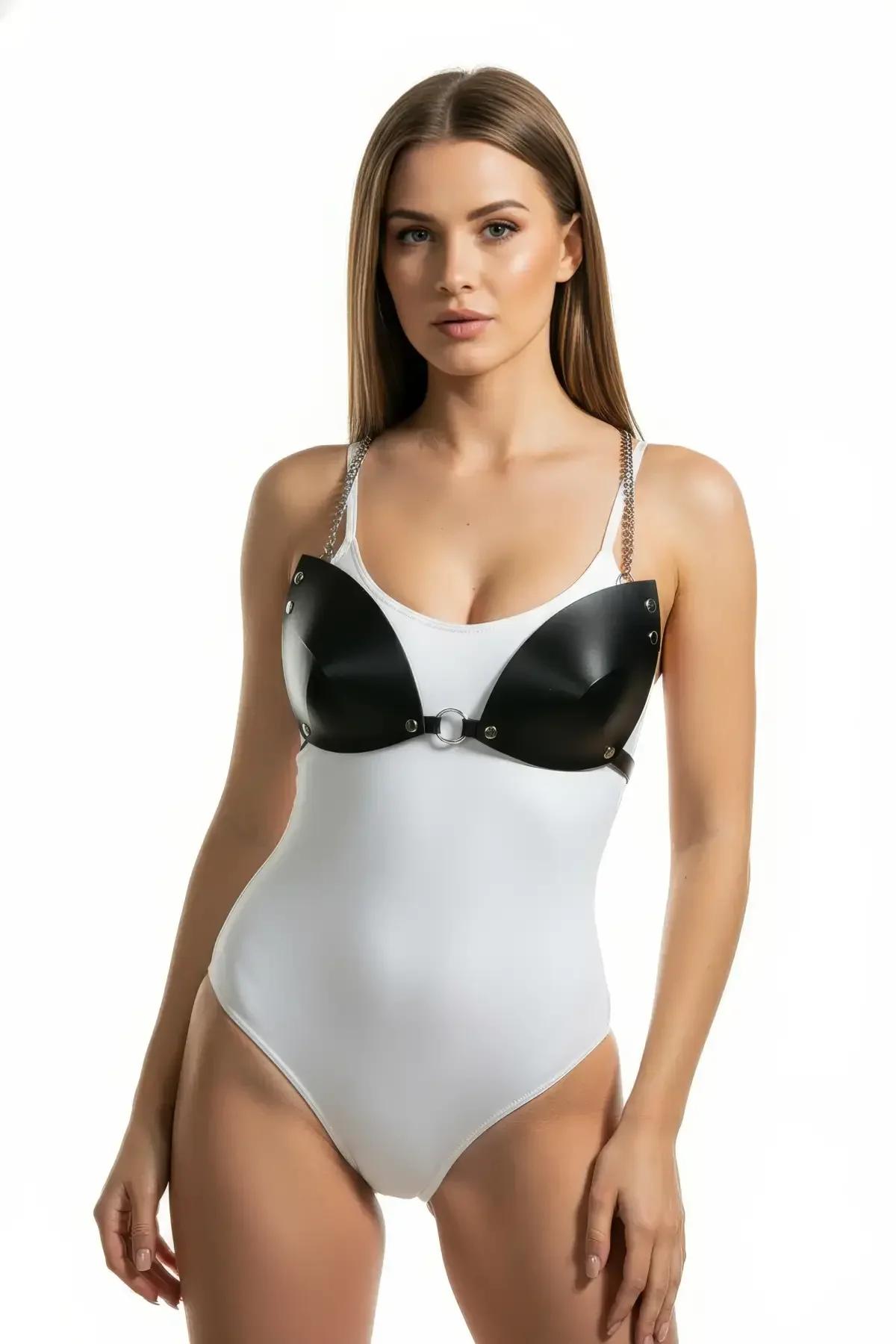 siyah harness büstiyer arka ve yan profil beyaz streç body uzun boy görünüm