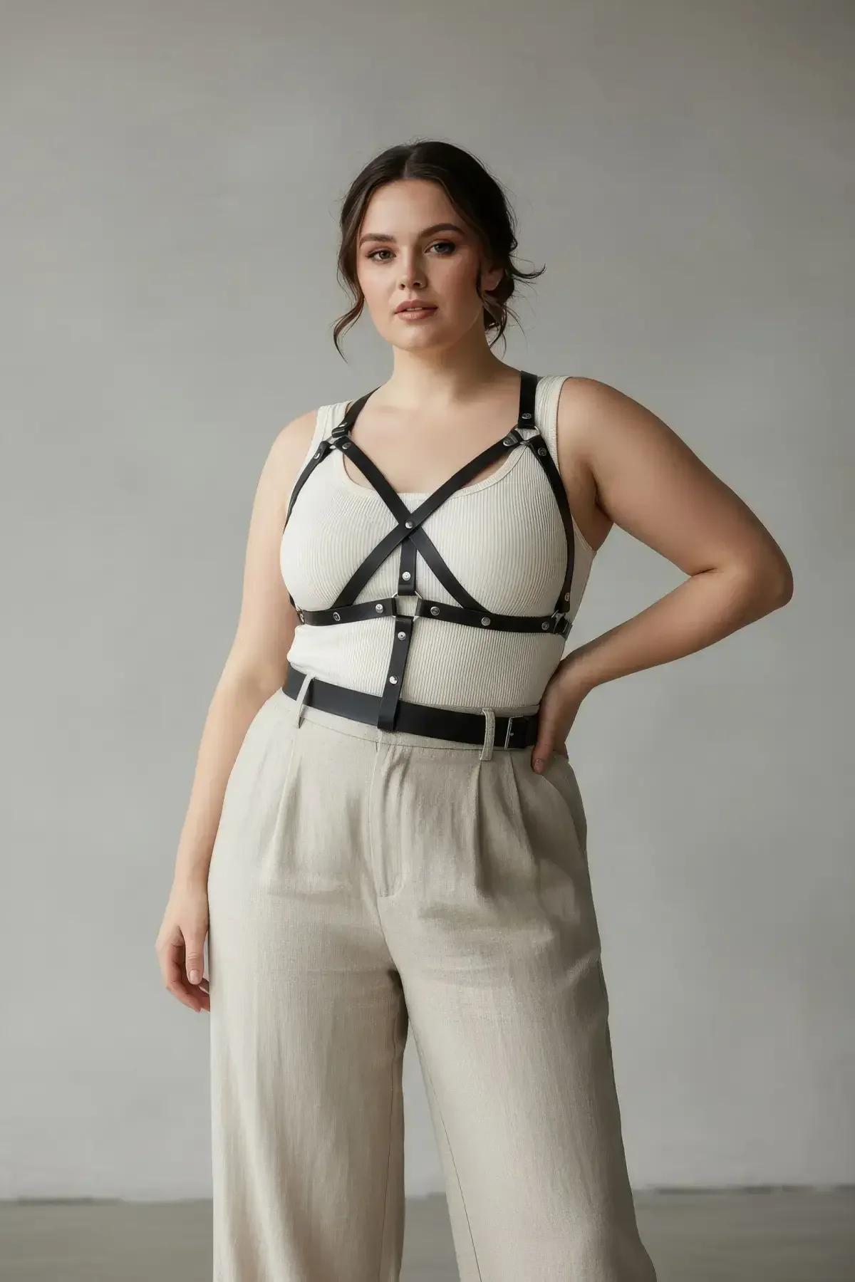 siyah vegan deri harness büyük beden beyaz üst üzerine giyim detayı altın metal toka