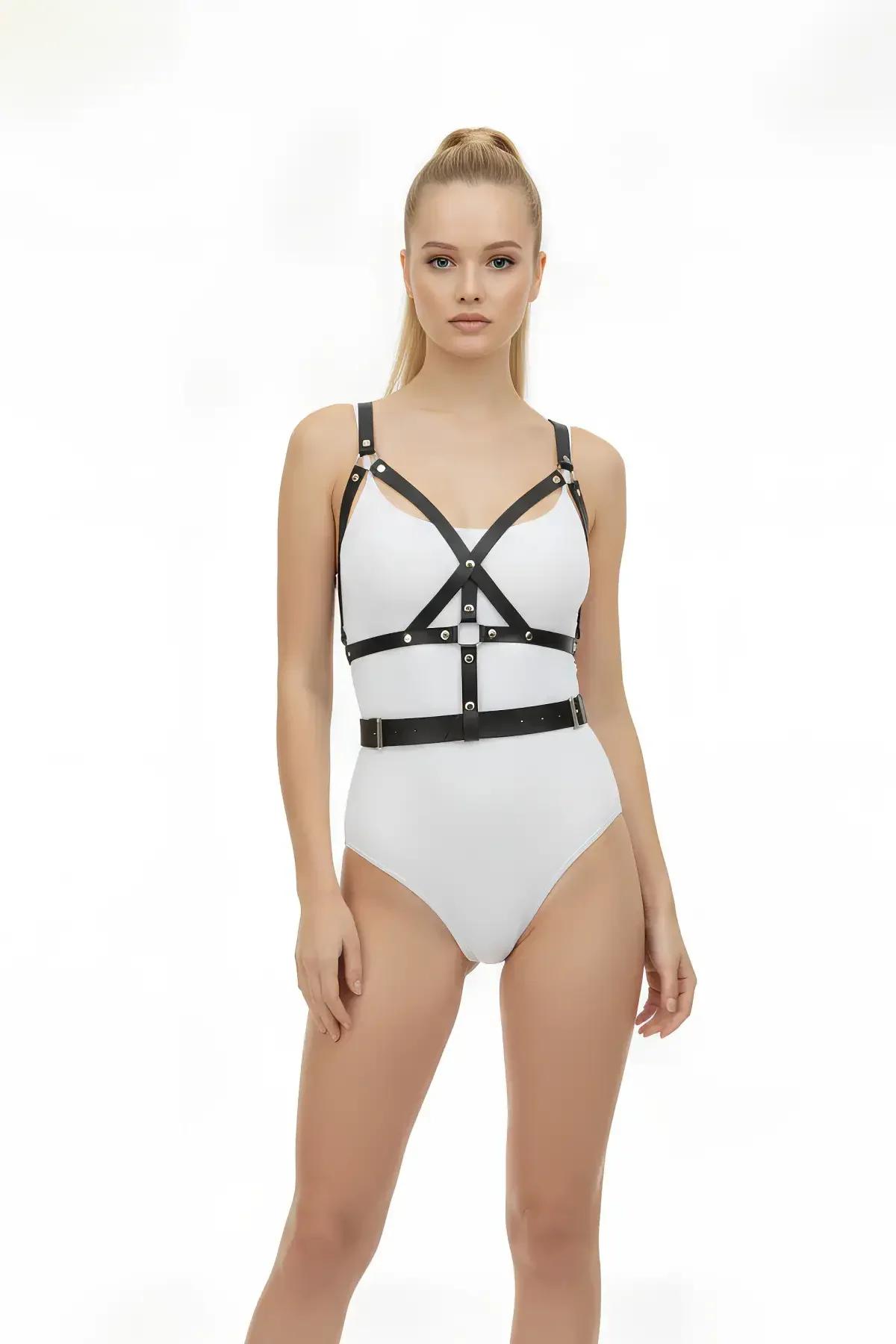 Siyah harness beyaz bodysuit üzerinde V-kesim göğüs çerçevesi öne bakış