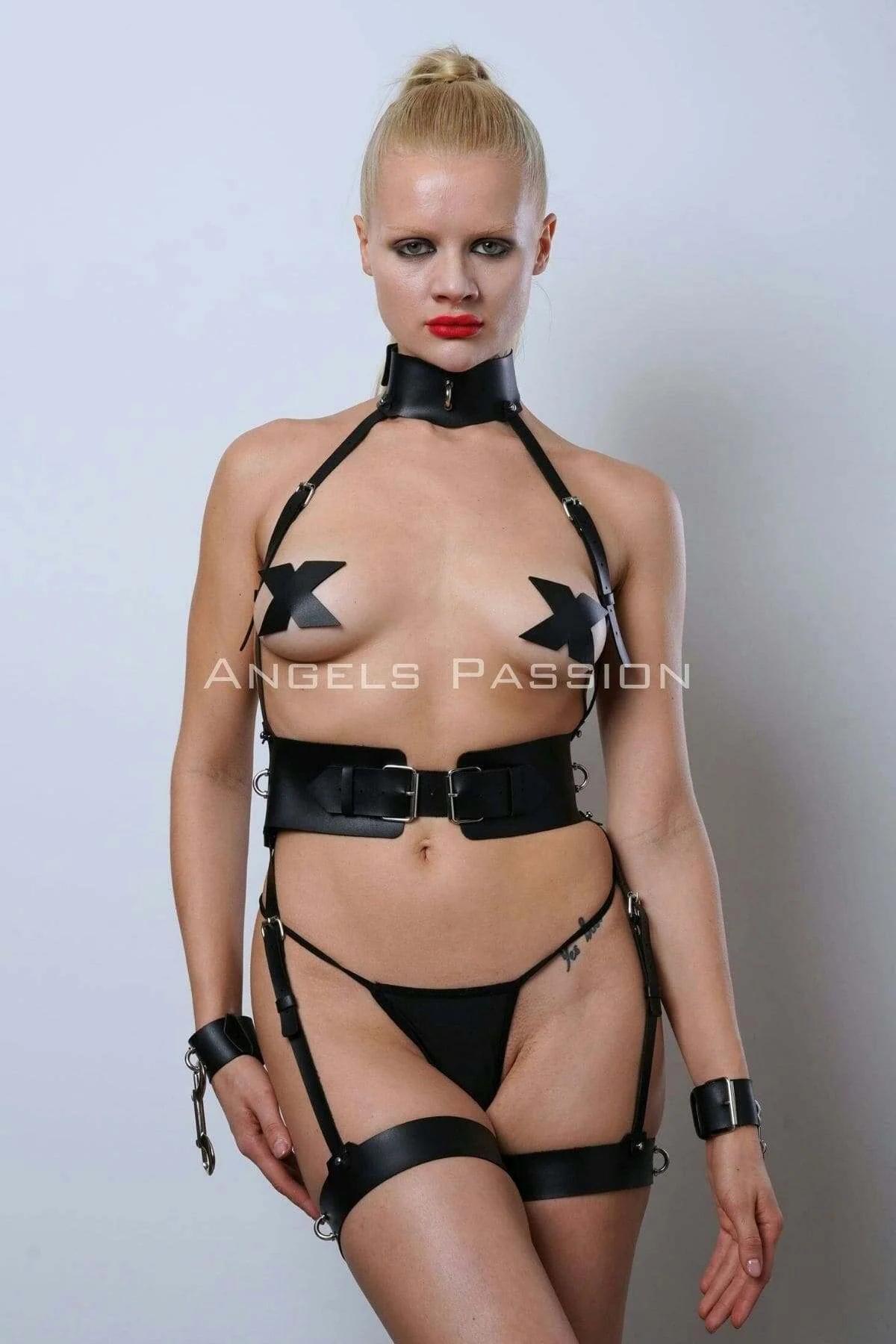 Wide 6 cm black faux leather waist belt with dual silver rectangular buckles, close-up detail