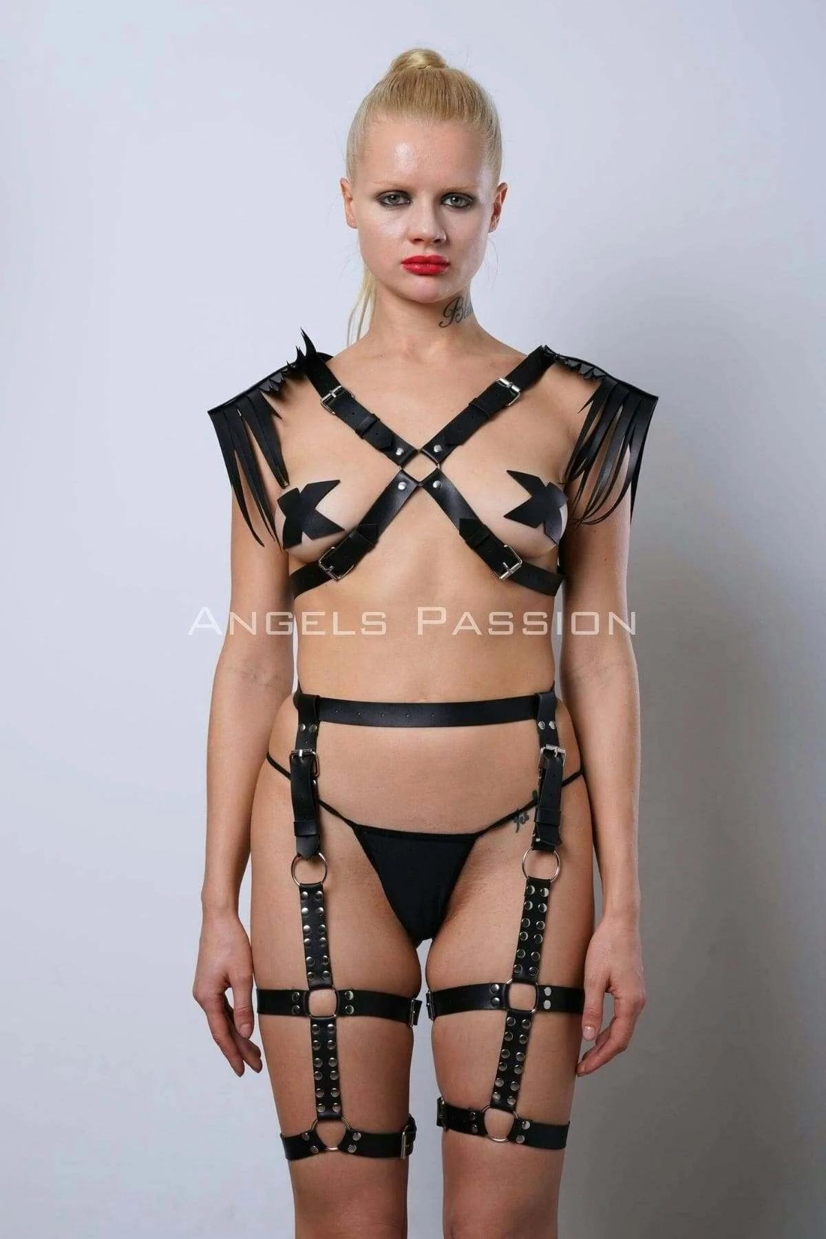 Front view of X-cross chest strap harness with 2 cm wide black faux leather bands