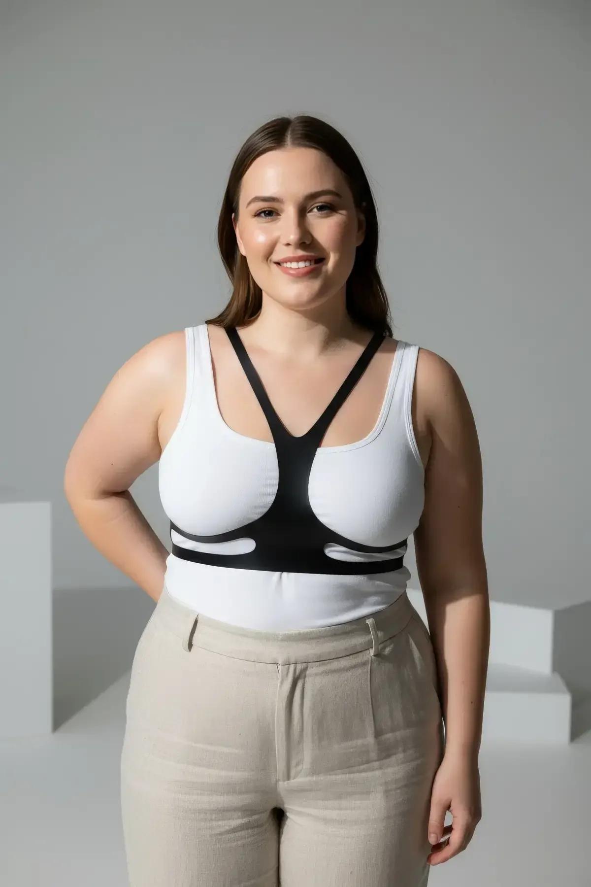 siyah vegan deri harness aksesuar bej bol paça pantolon şehir kombin detayı