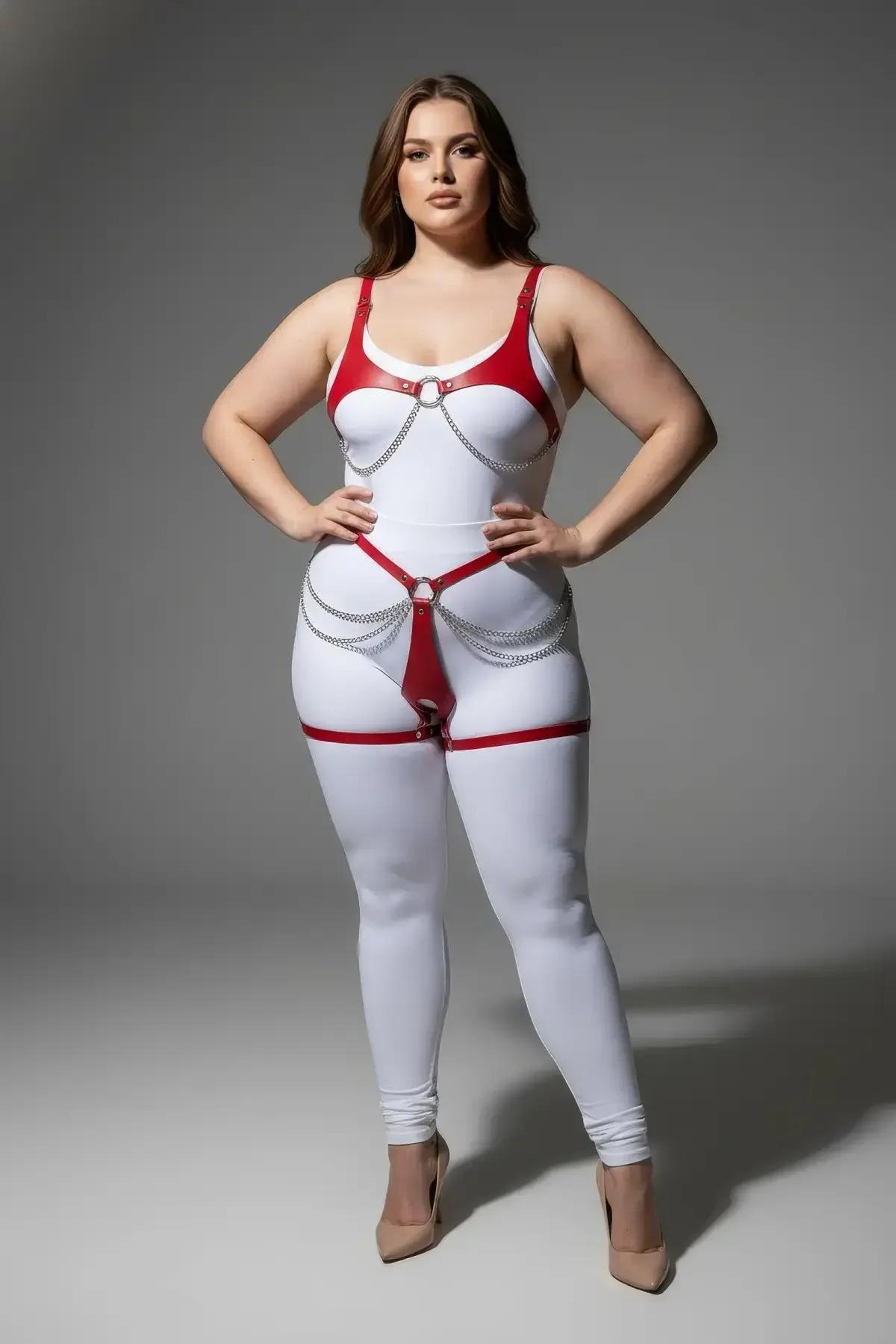 Büyük beden model kırmızı harness takım beyaz kıyafet üzerinde tam görünüm