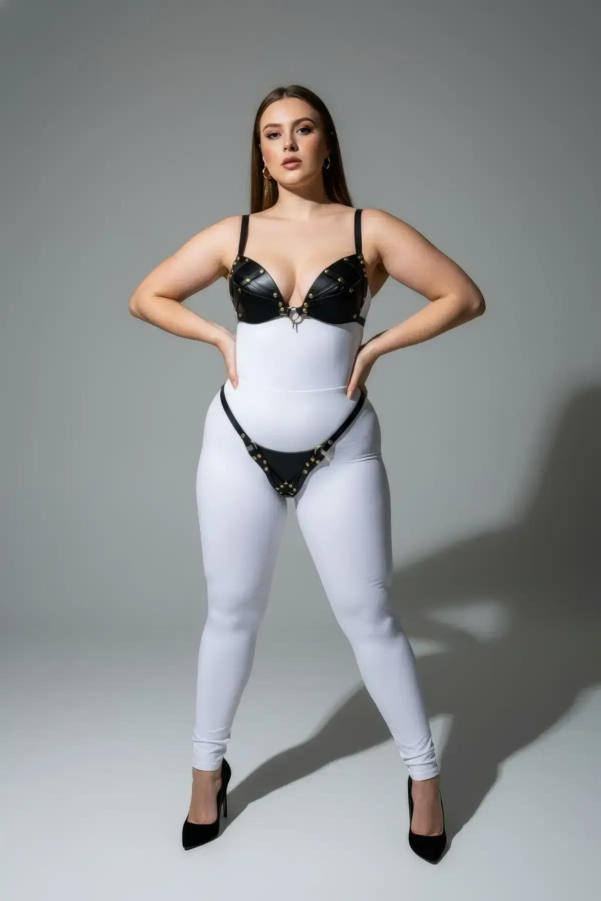 büyük beden bel harness bandı altın toka ve perçin detayı siyah deri görünümlü