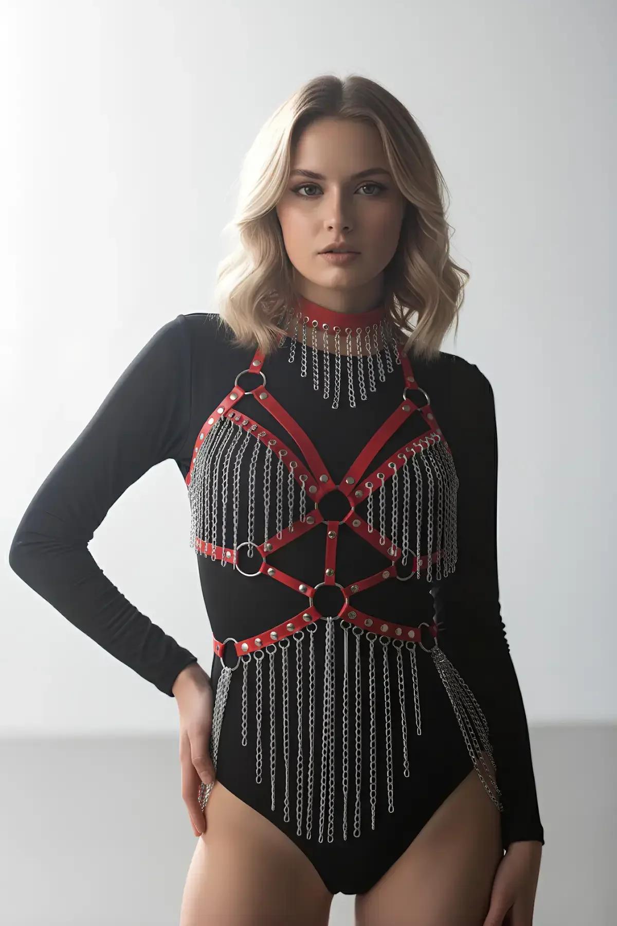 kırmızı zincirli body harness bel bandı O-ring merkez detayı siyah body üzerinde