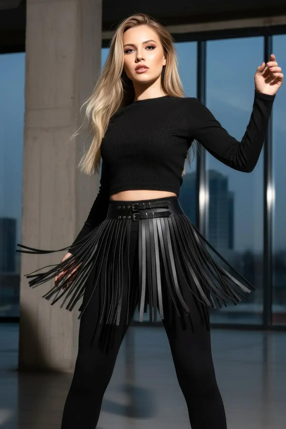 siyah suni deri püsküllü etek crop top kombini ayakta poz