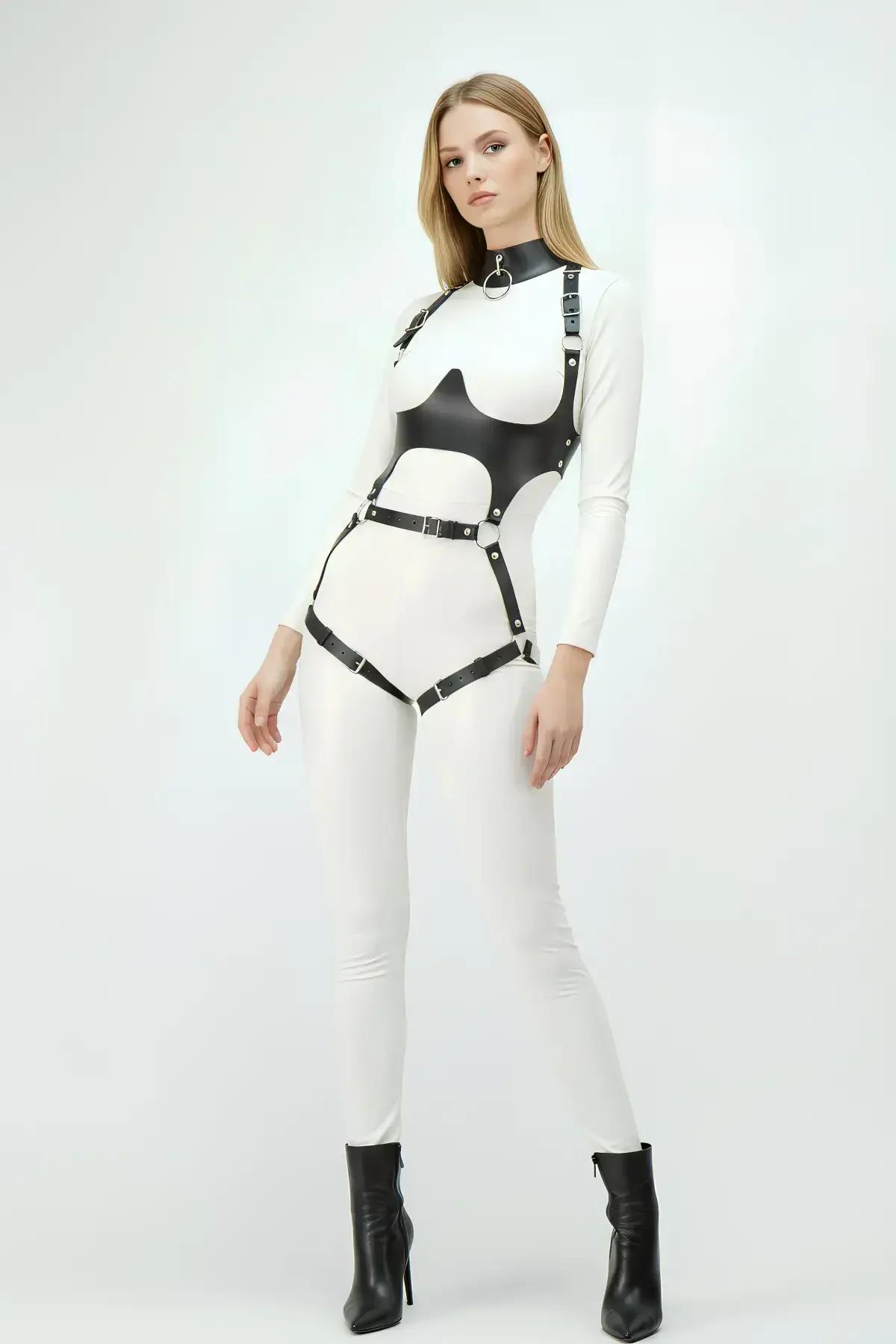siyah harness beyaz bodysuit kombinasyonu kontrast stili vücut korse