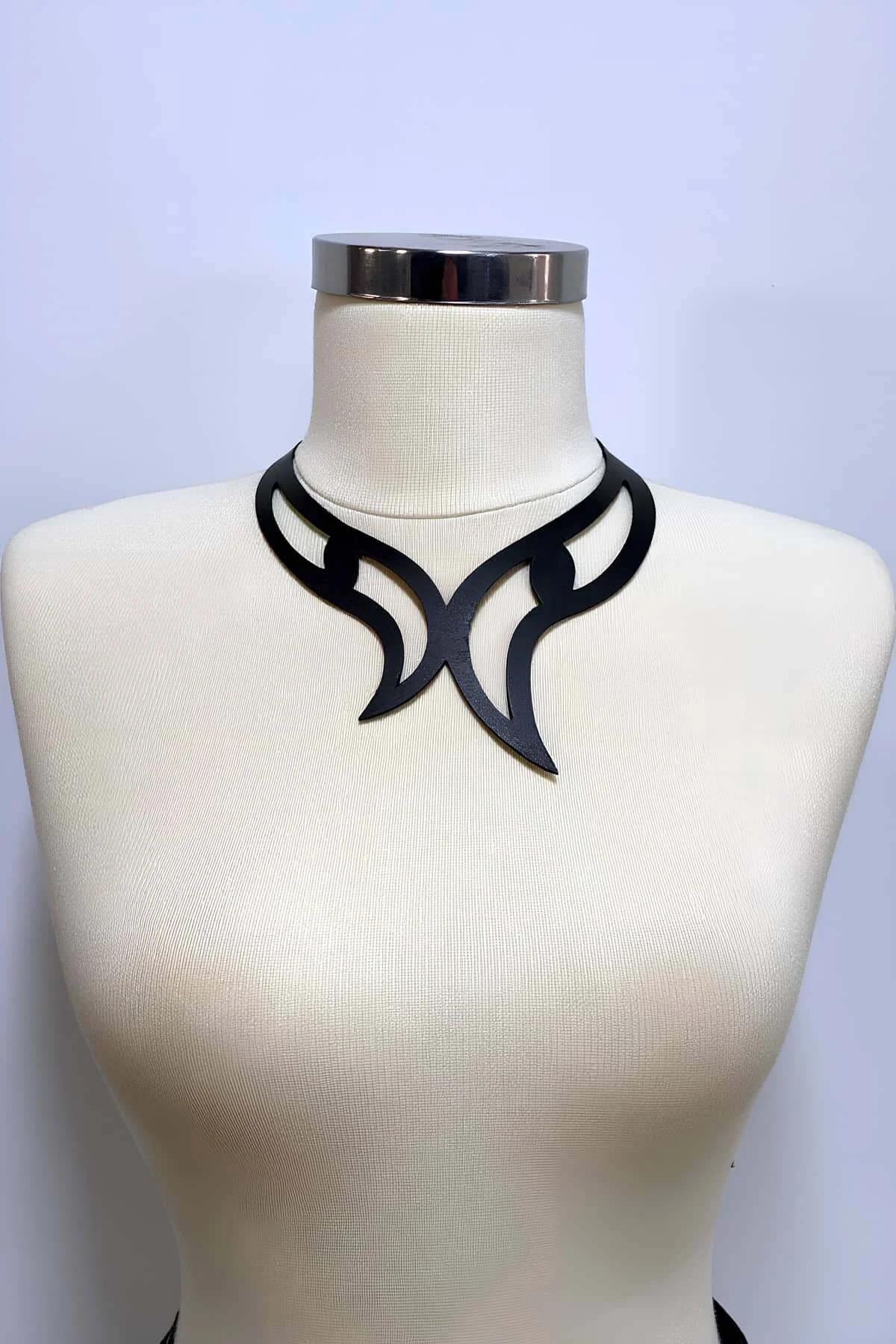 mat siyah deri choker ön panel yakın çekim lazer kesim tribal motif detayı