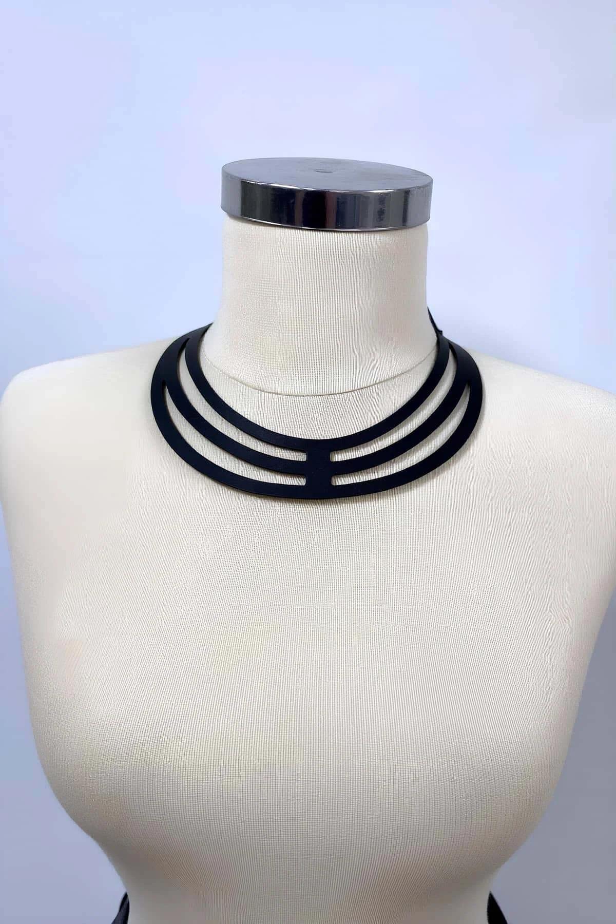 siyah vegan deri choker üç bantlı geometrik kafes kesim kolye manken üzerinde