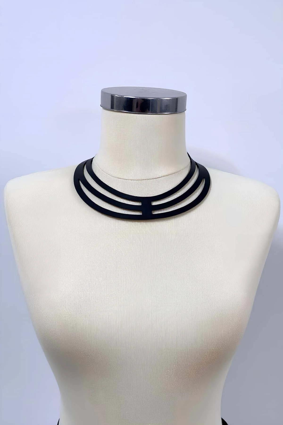 siyah mat vegan deri choker üç paralel bant kafes yapısı yakın çekim detay