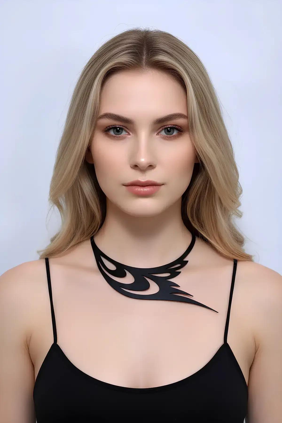 Mat siyah PU deri choker bant yakından görünüm kuş kanadı lazer kesim detay