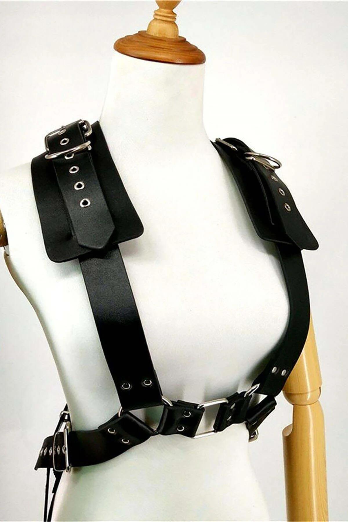 siyah PU deri harness çapraz göğüs kayışları gümüş metal perçin ve toka detayı