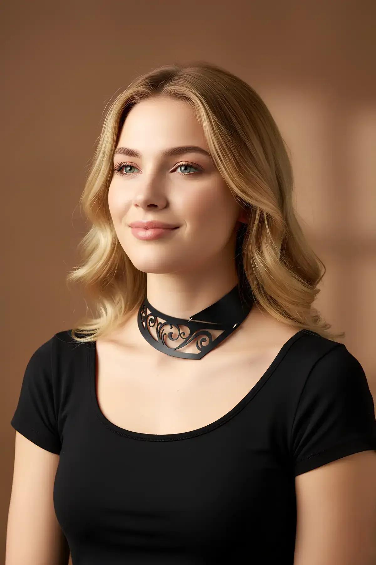 Siyah PU deri choker lazer kesim sarmal desen ön yüz detay görünümü