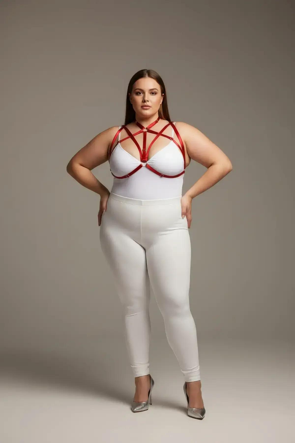 büyük beden kırmızı lastik harness takım ön görünüm metal O-halka detayı
