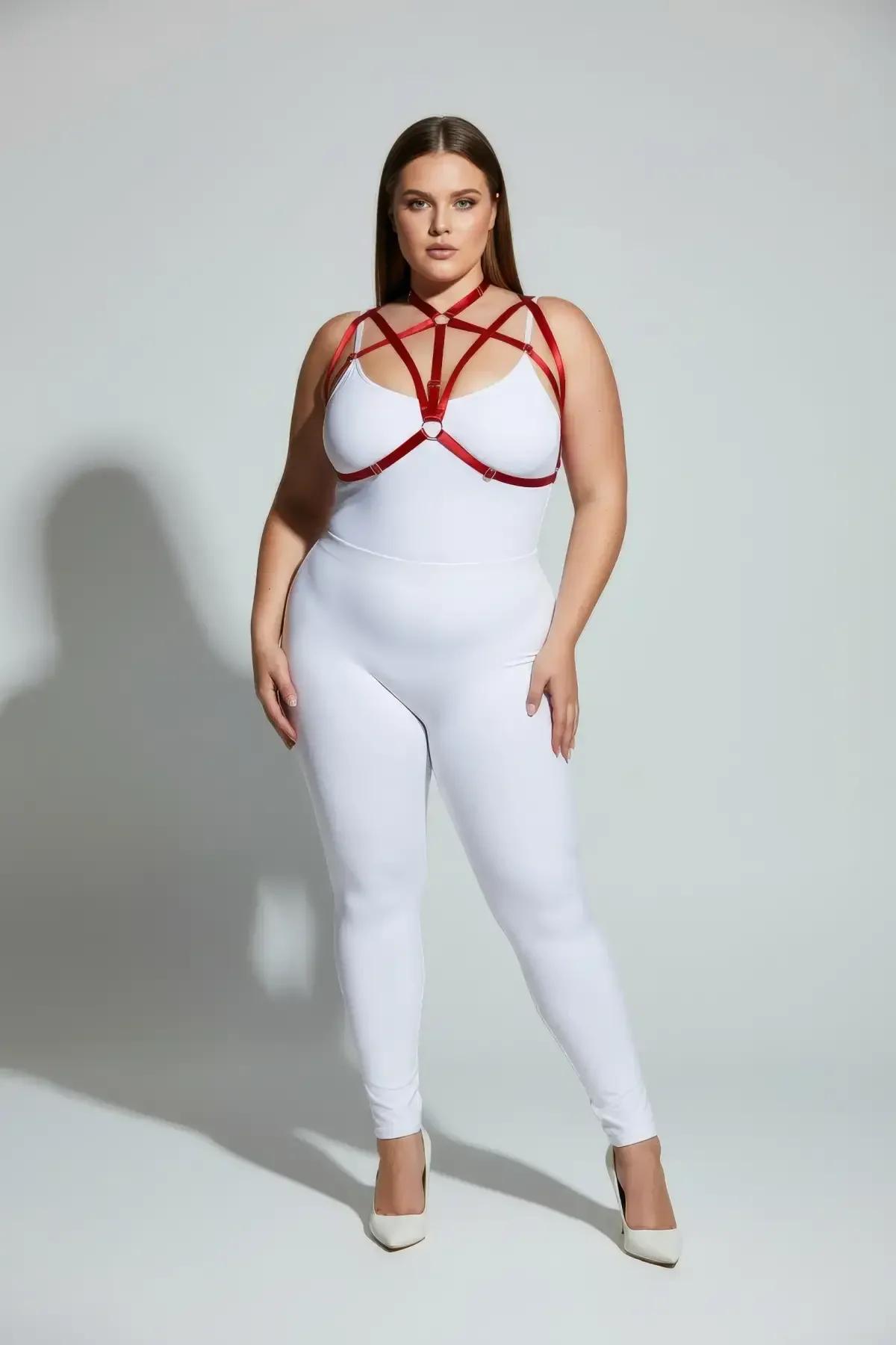 halka detaylı kırmızı harness takım yan açı büyük beden model üstünde