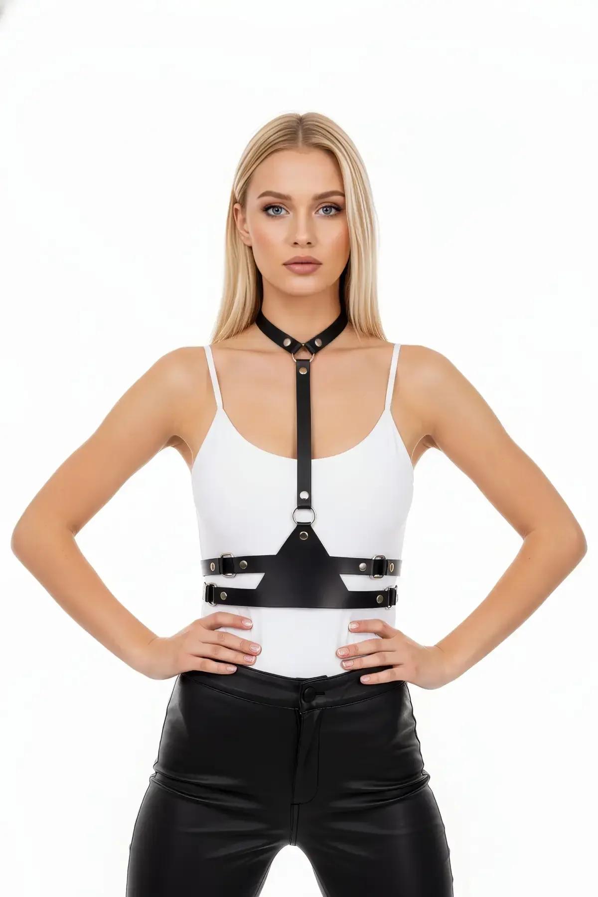 Siyah faux leather choker boyun bandı gümüş çinko perçin detayı yakın çekim