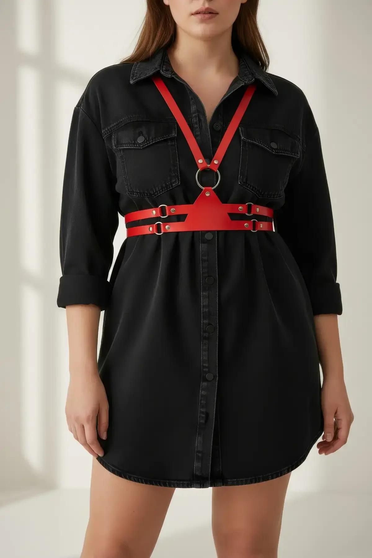 kırmızı PU deri harness bel kemeri metal toka ve O-ring detay yakın çekim