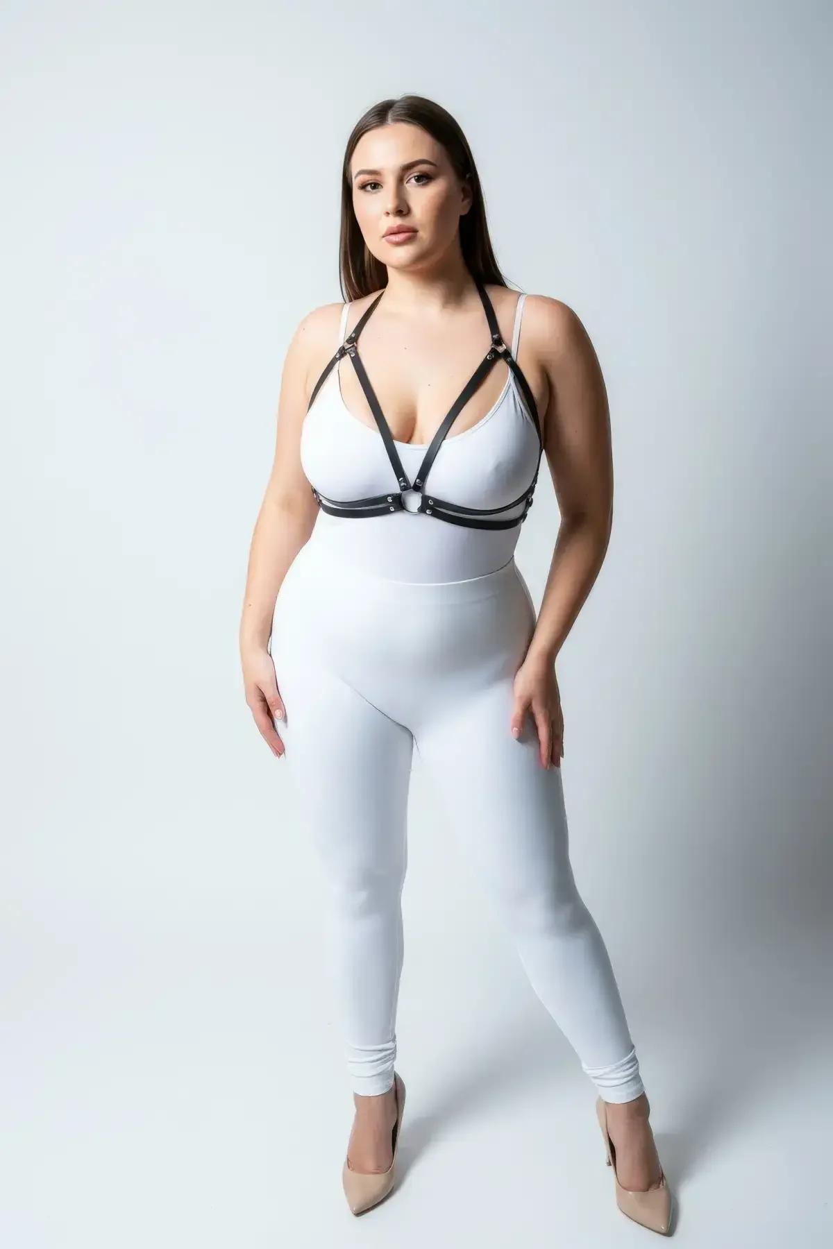 büyük beden göğüs harness beyaz body üstüne takılı kafes silueti önden görünüm