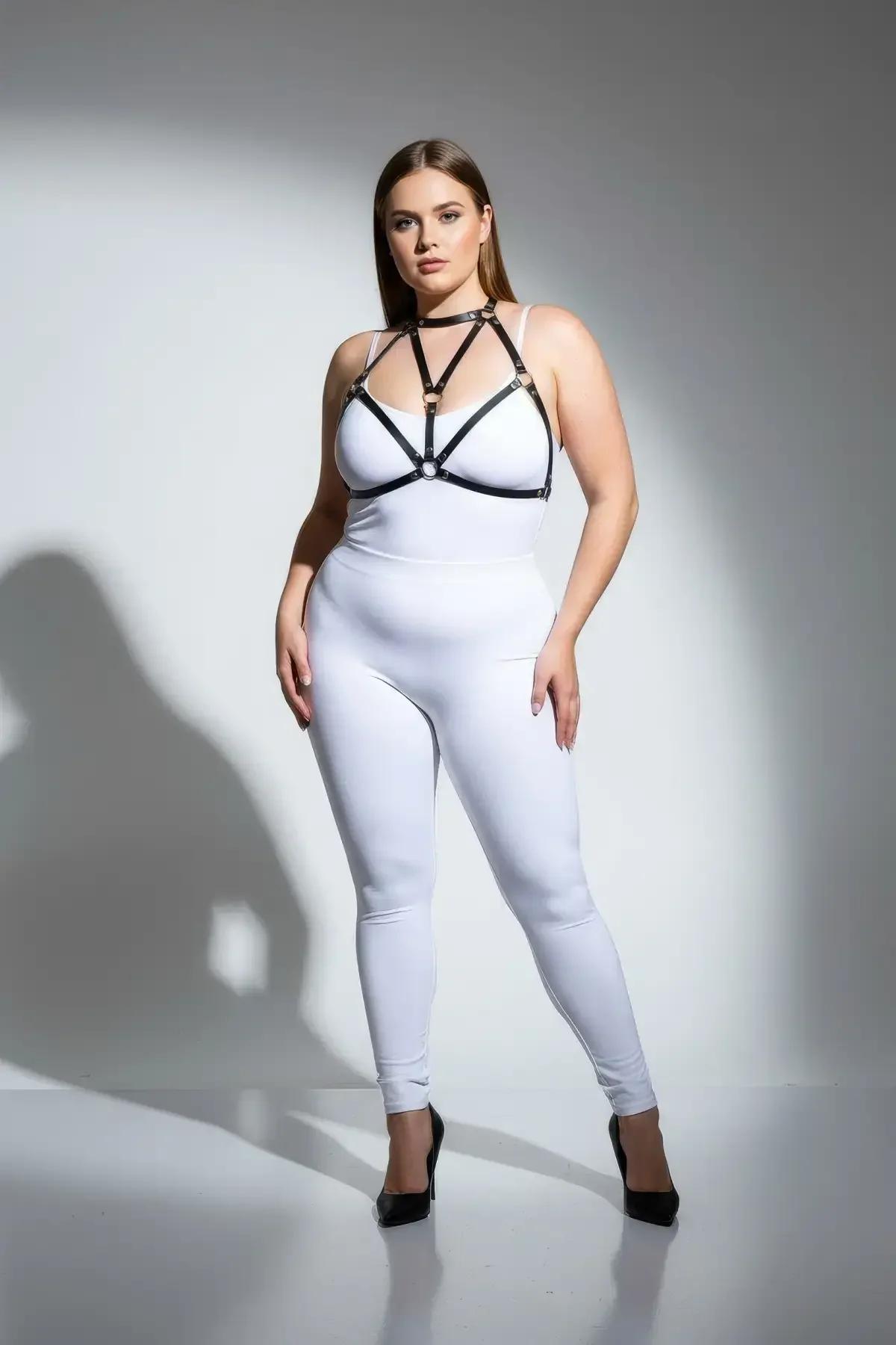 siyah göğüs harness choker boyunluk altın halka ön yüz görünümü