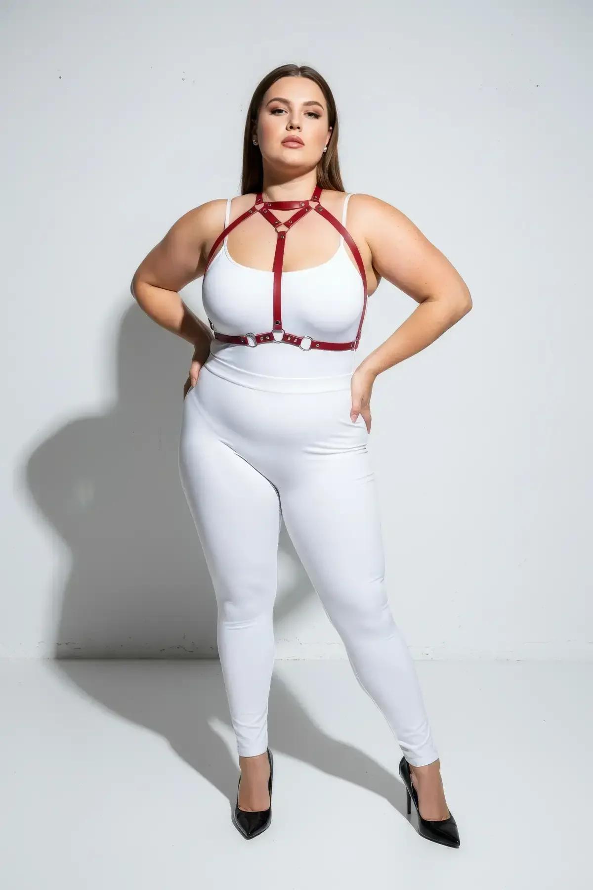kırmızı vegan deri vücut harness aksesuarı beyaz kombiniyle tam vücut görünümü
