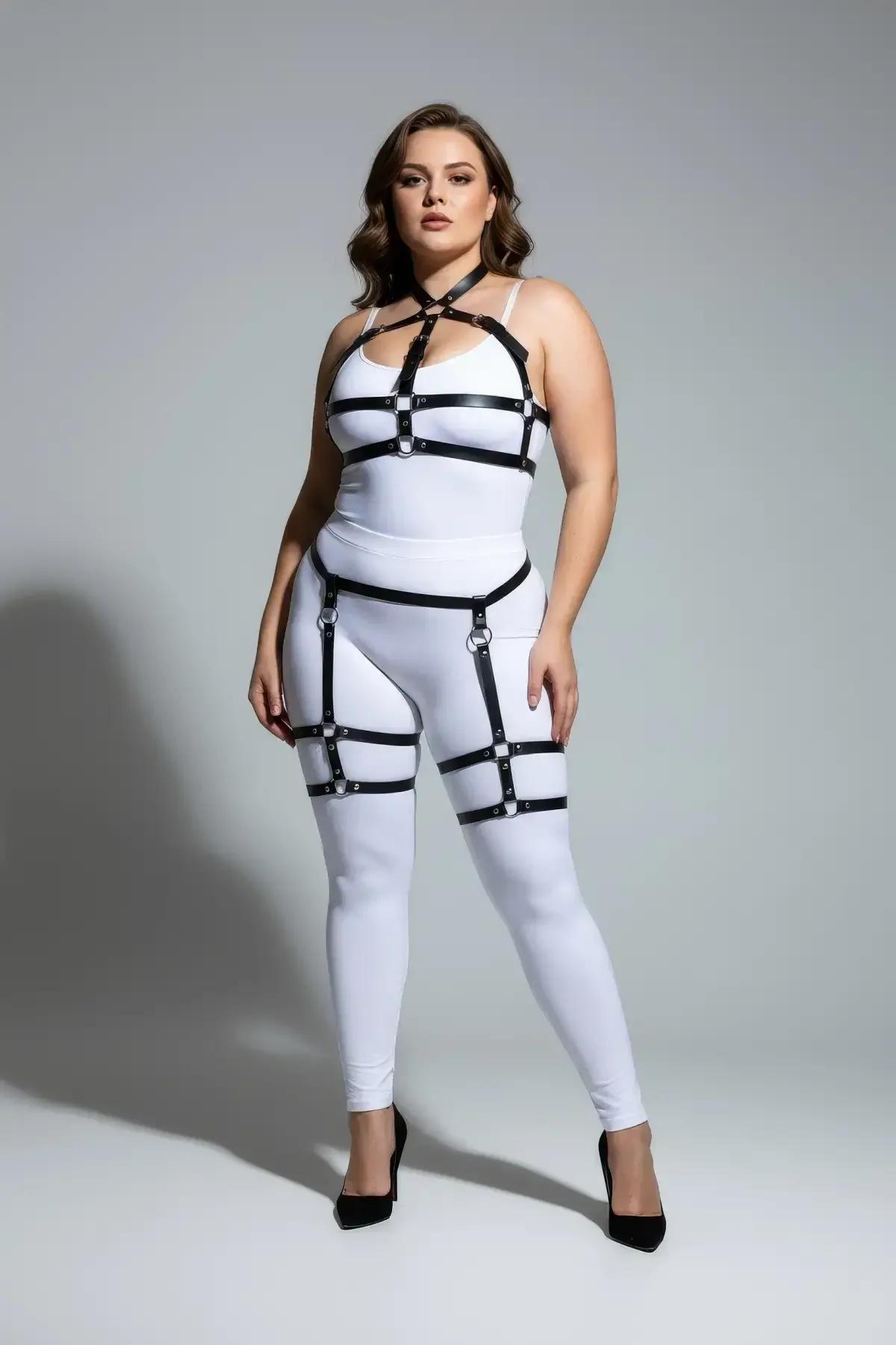 siyah vegan deri göğüs bandı gümüş tokalı büyük beden harness yakın çekim