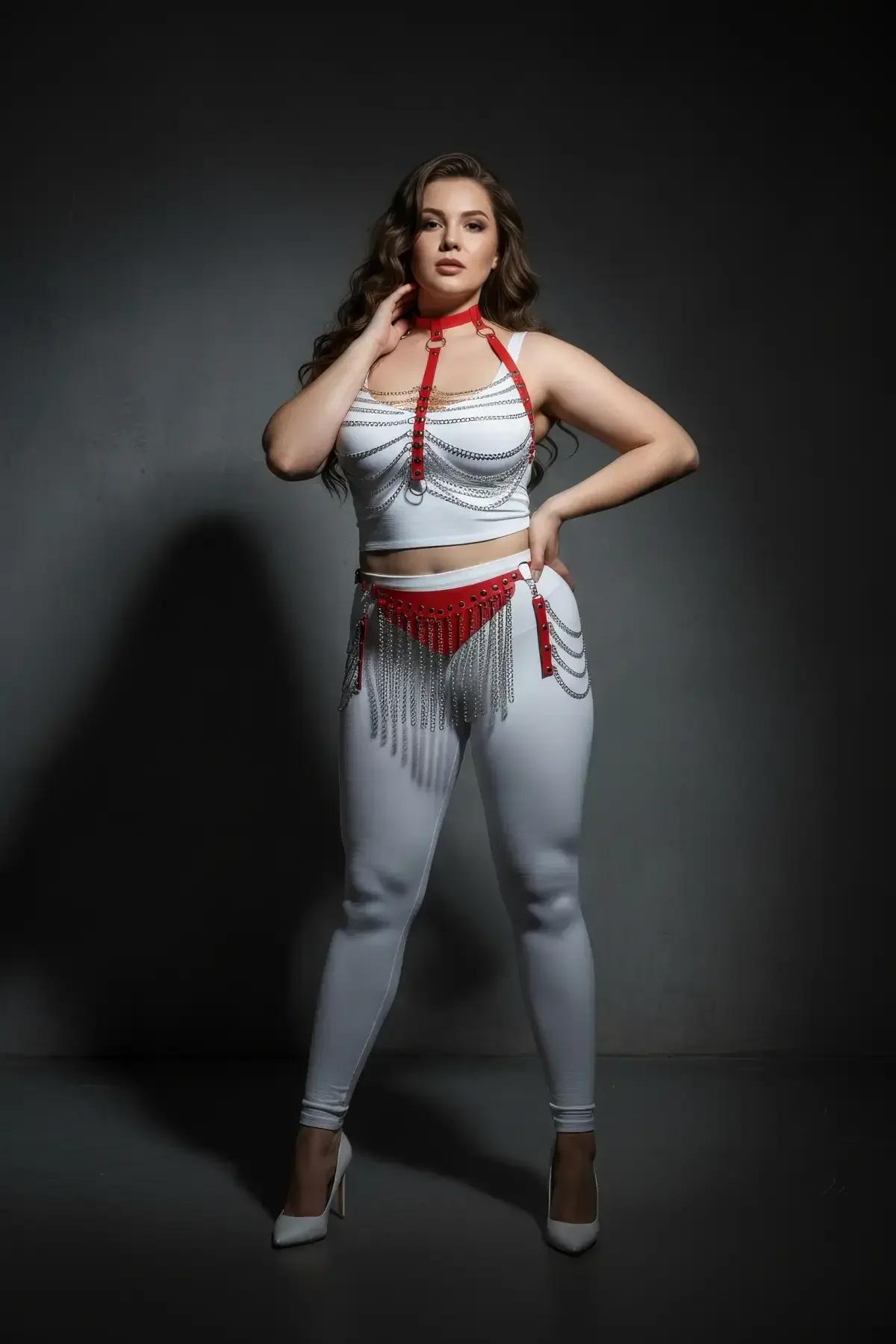 zincir saçaklı kırmızı kalça harness parçası gümüş metal fringe detay