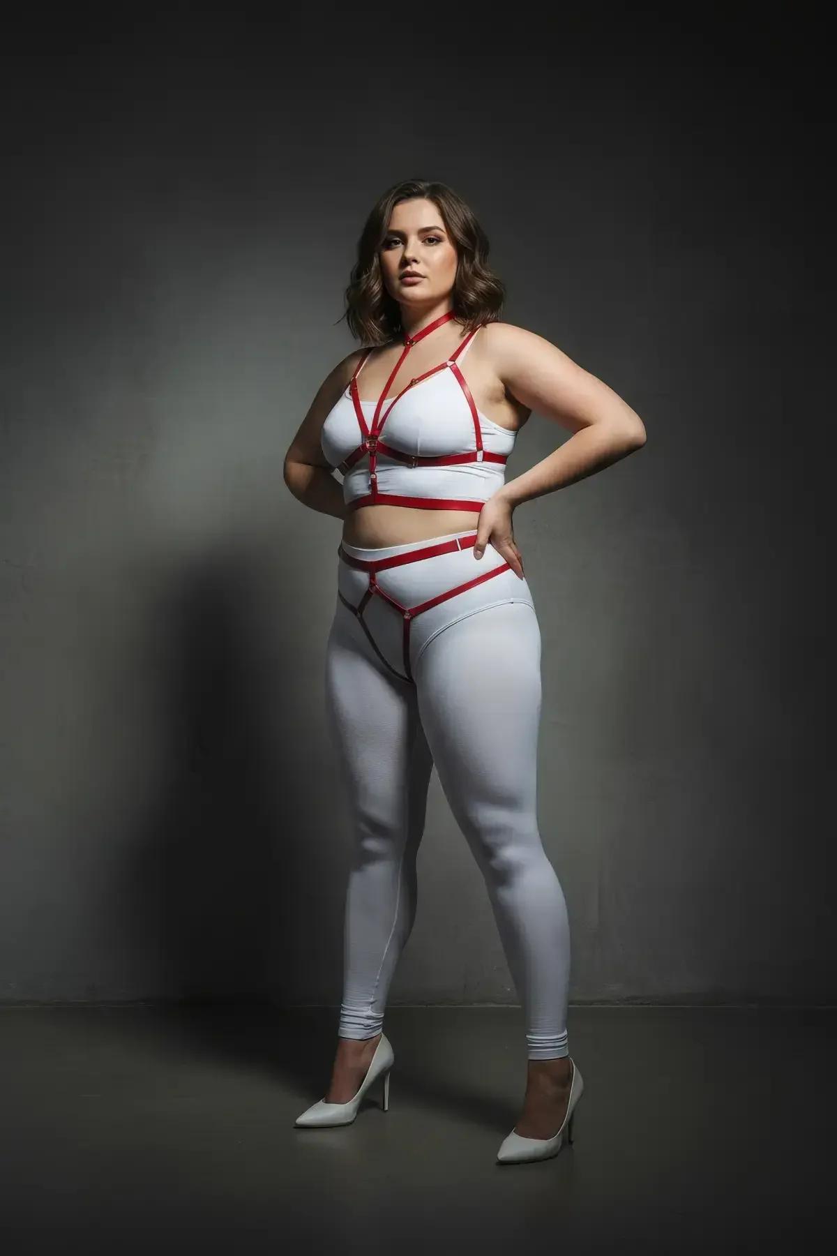 kırmızı elastan lastik harness takım göğüs çerçevesi ve gümüş metal halka detayı