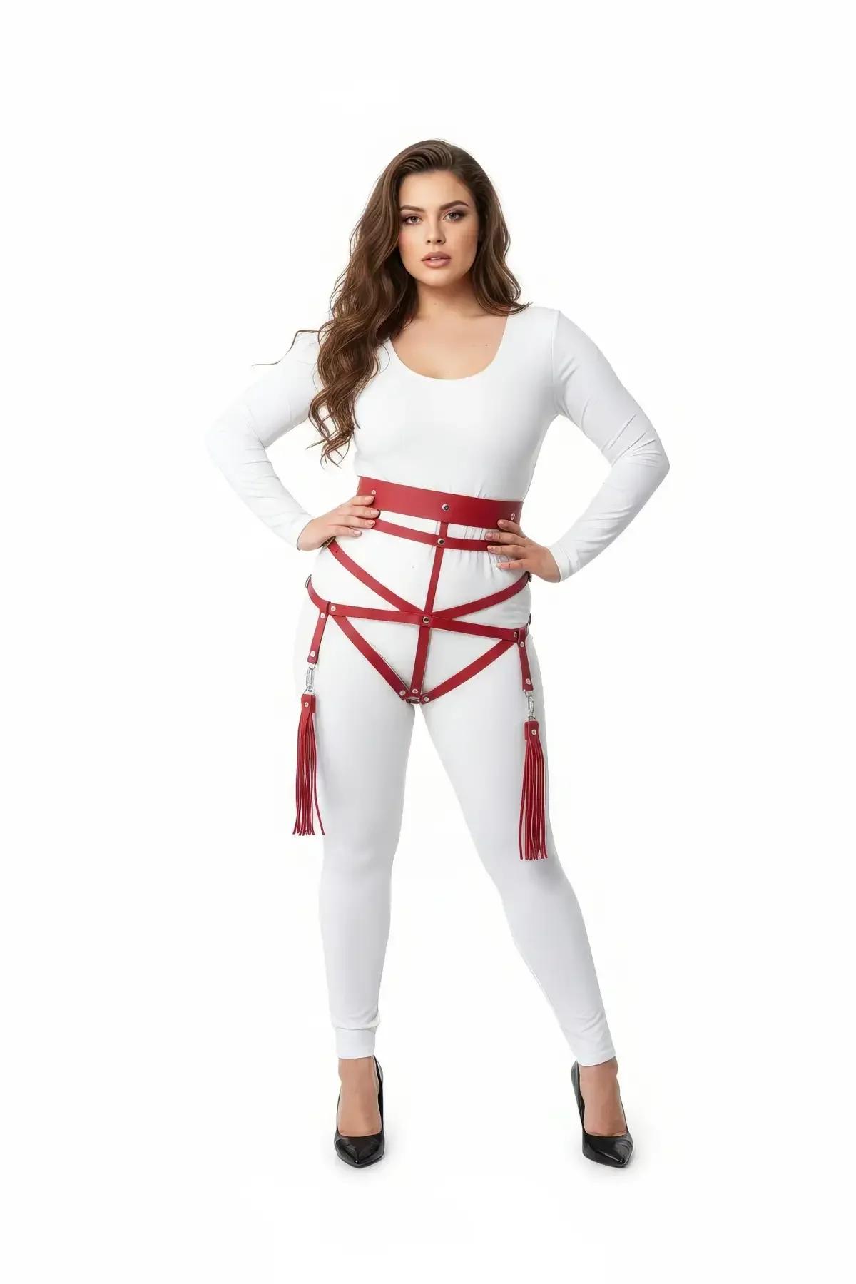 kırmızı vücut harness bel bandı yakın çekim gümüş perçin detayı