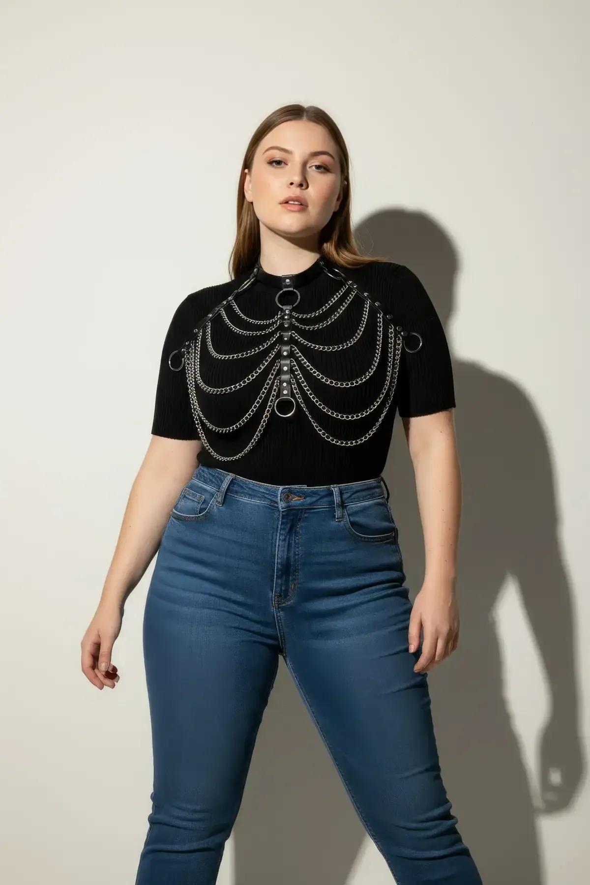 siyah vegan deri choker bant ve gümüş zincir dökümlü göğüs harenesi yan görünüm