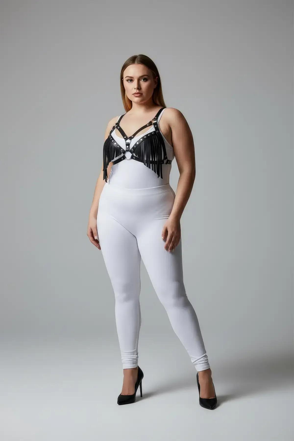 büyük beden harness sütyen aksesuar yakın plan, 15 cm vegan deri püsküller ve krom O-ring