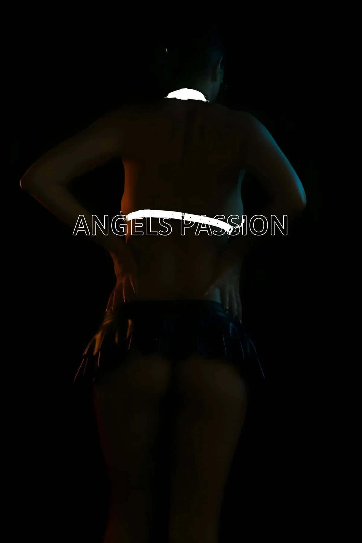 Reflective chainmail halter harness wide-shot showing full 30 cm bust panel coverage under UV light