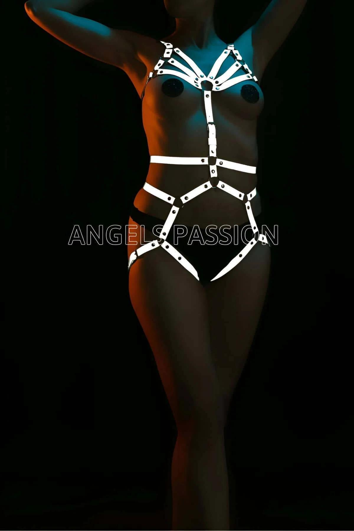 Star-detail chest harness with five radiating white reflective bands and central ring connector