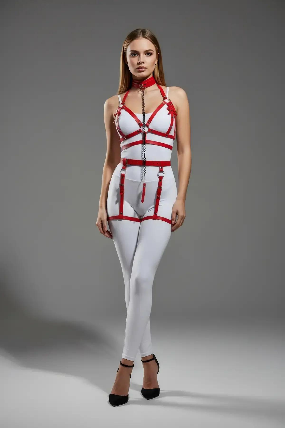 kırmızı harness bel kemeri ve bacak jartiyer bandı koyu metal toka ile ön görünüm
