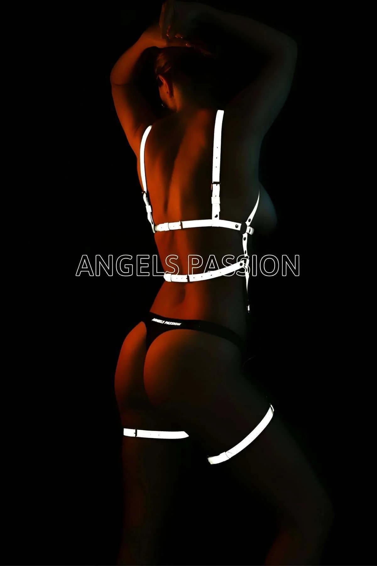 Full body harness side angle showing 1.5 cm wide reflective straps spanning shoulder to thigh with adjustable sliders