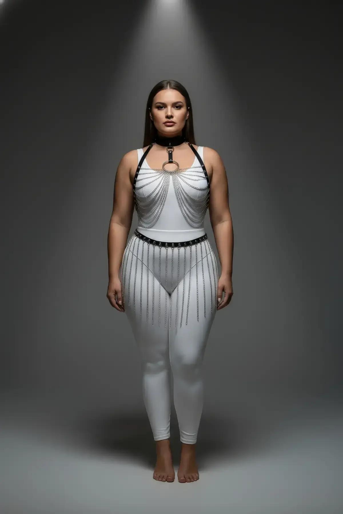 siyah harness boyunluk şeridi perçin detayı ve metal toka yakın çekim