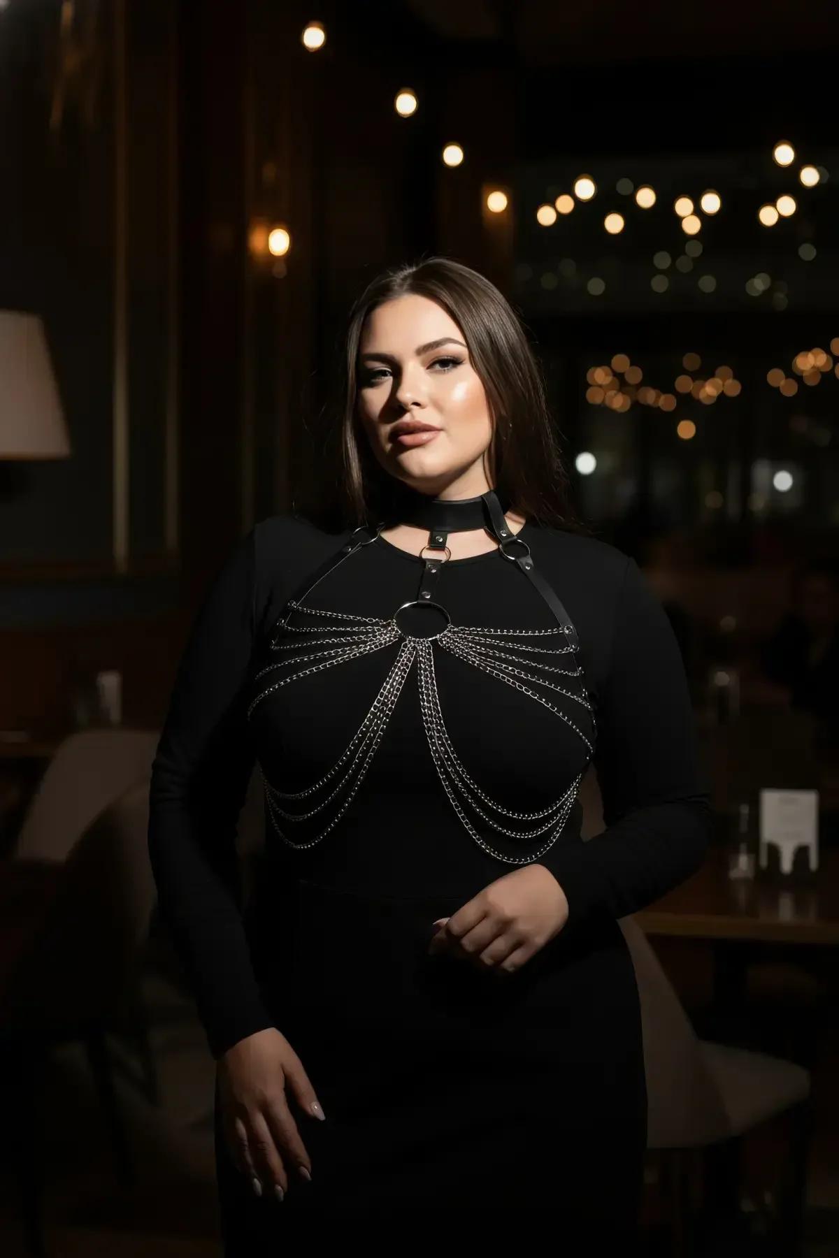 Siyah PU deri choker bant ve krom O-ring detayı yakın plan vücut aksesuarı