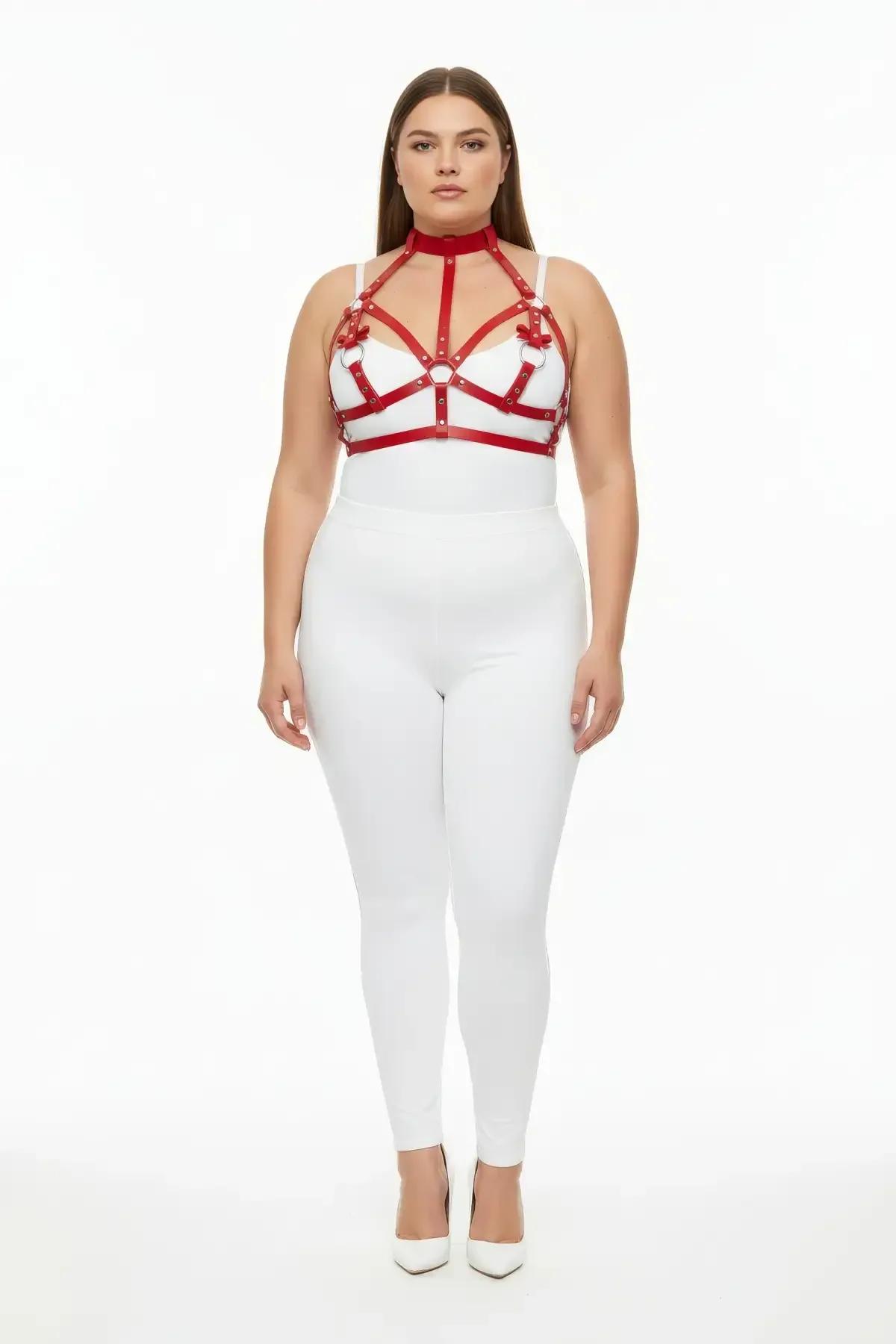 kırmızı vegan deri harness plus size model XL üzerinde beyaz üst kombini