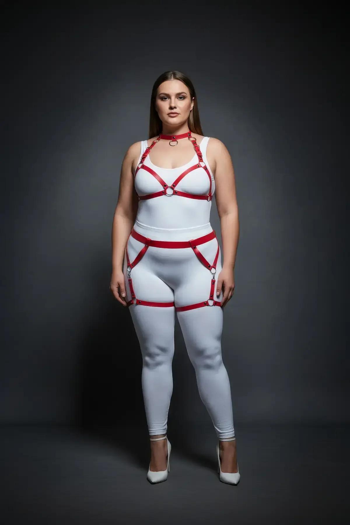 kırmızı suni deri harness takım yan görünüm bel ve göğüs şerit detayı