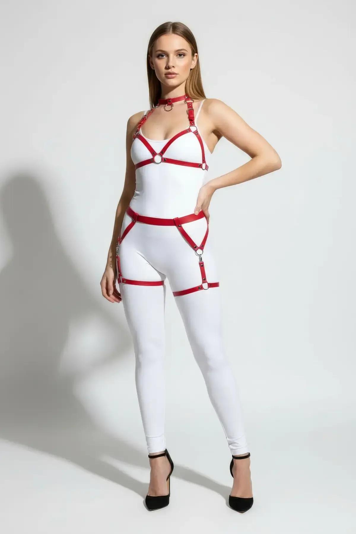 kırmızı 4 parça harness takımı beyaz kombiniyle tam vücut görünümü
