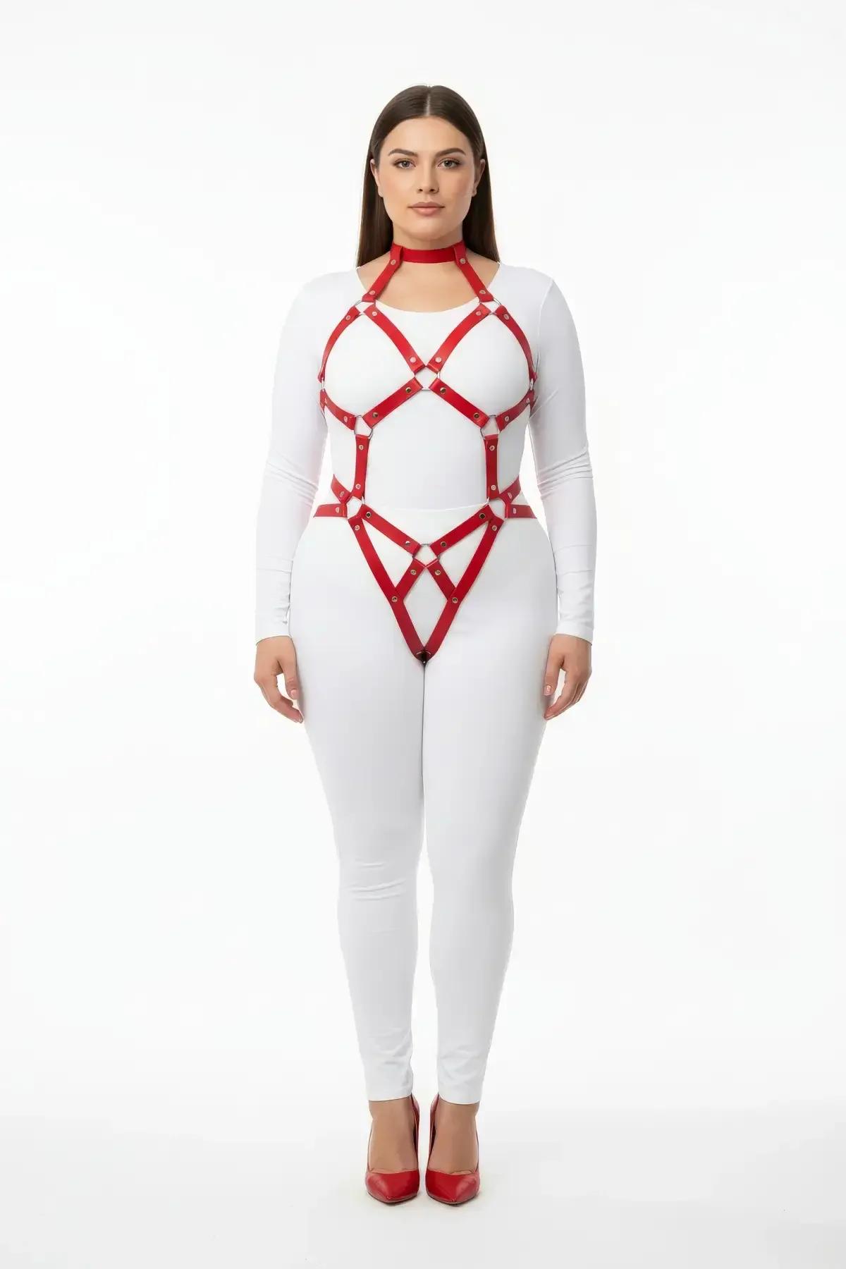 kırmızı PU deri harness göğüs üzeri çapraz bant detayı altın metal halka yakın çekim